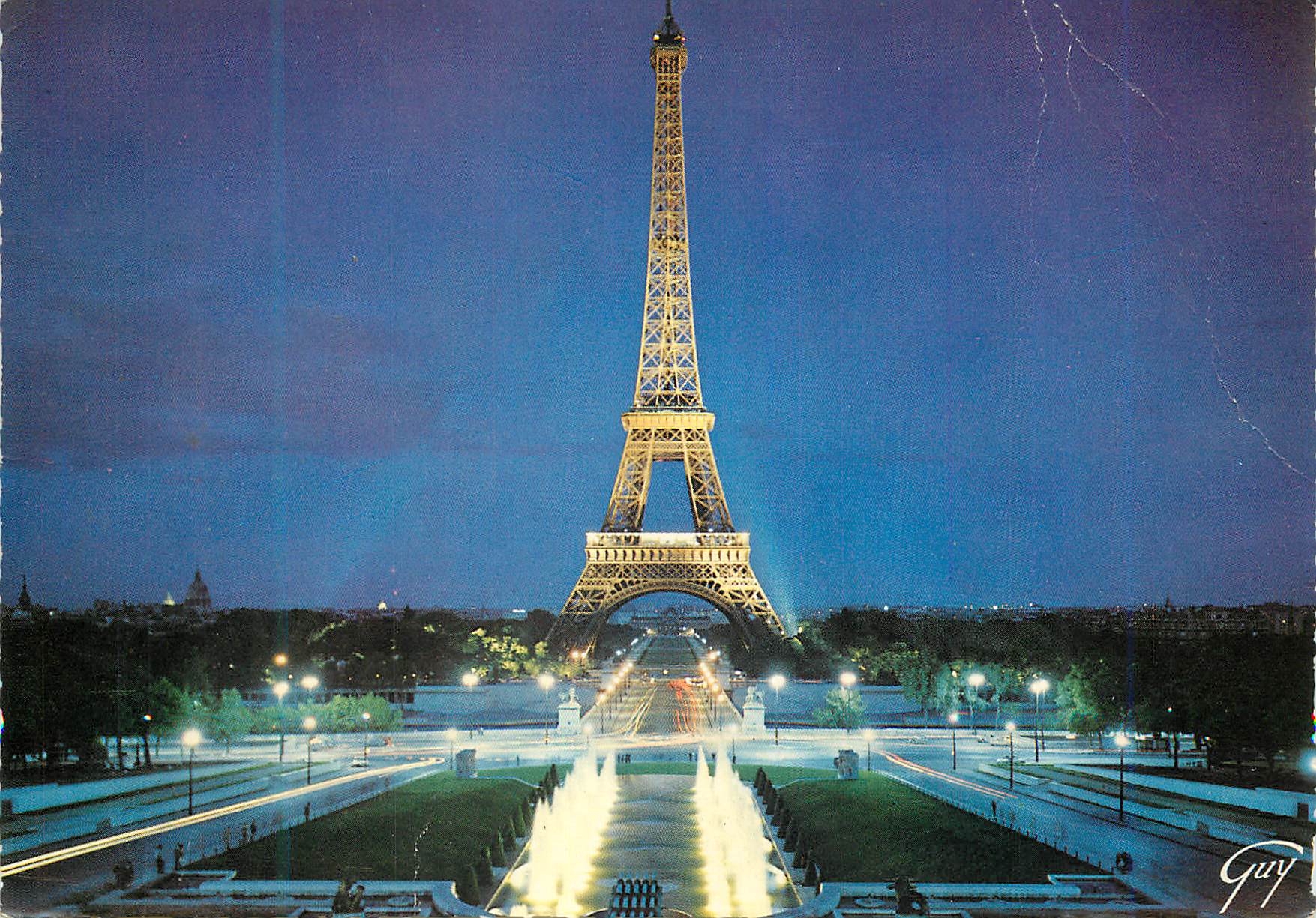 CPA Paris La Tour Eiffel vue de nuit du Palais de Chaillot