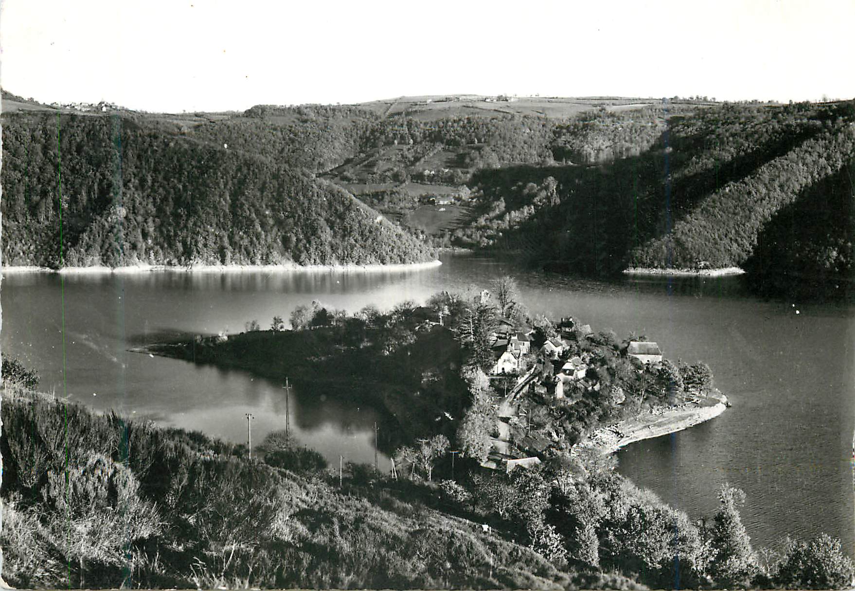 CPA La Haute Auvergne Presqu Ile de Laussac sur le lac au barrage de Sarrans