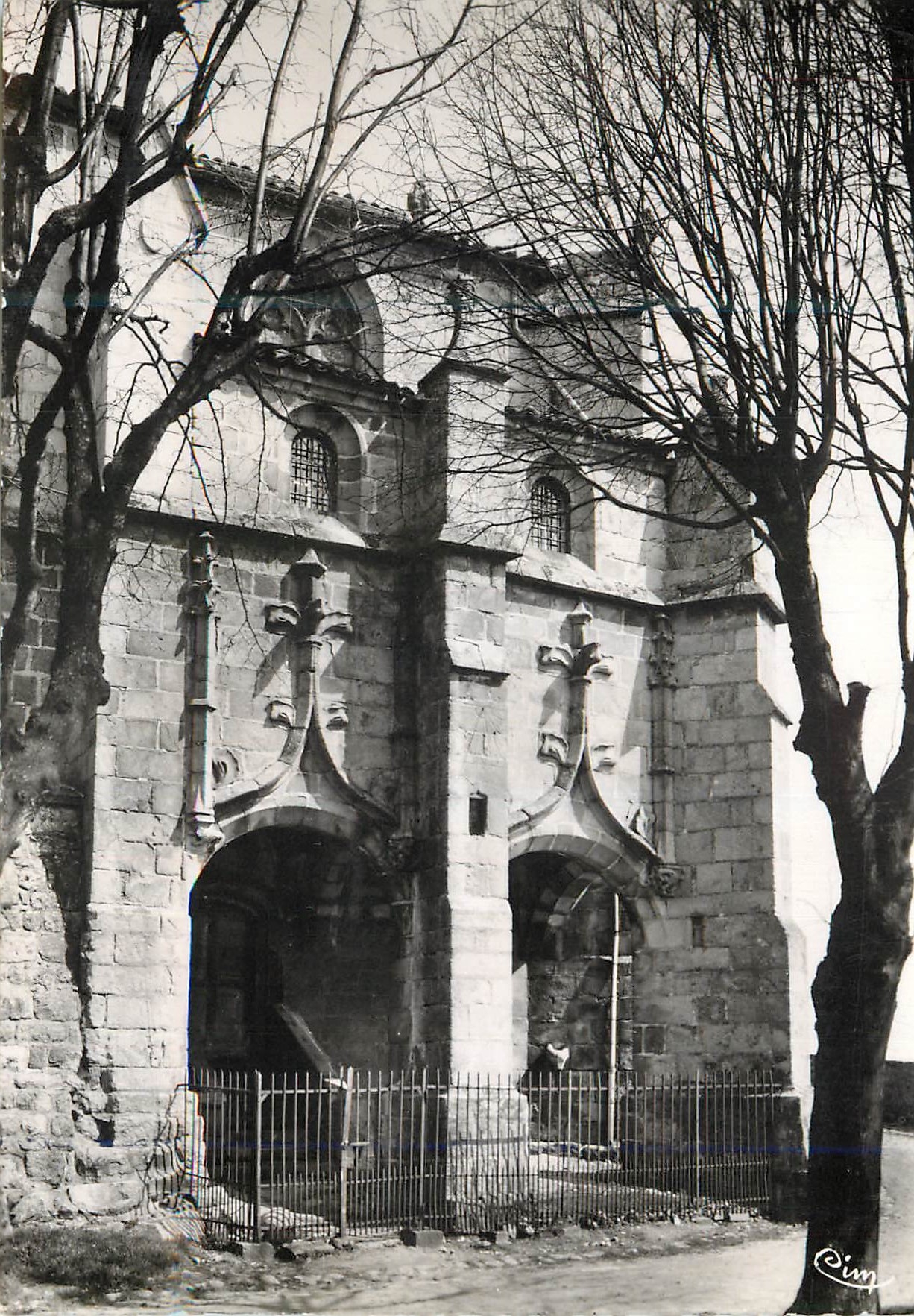CPM St Bonnet le Chateau Loire Entree de la Crypte