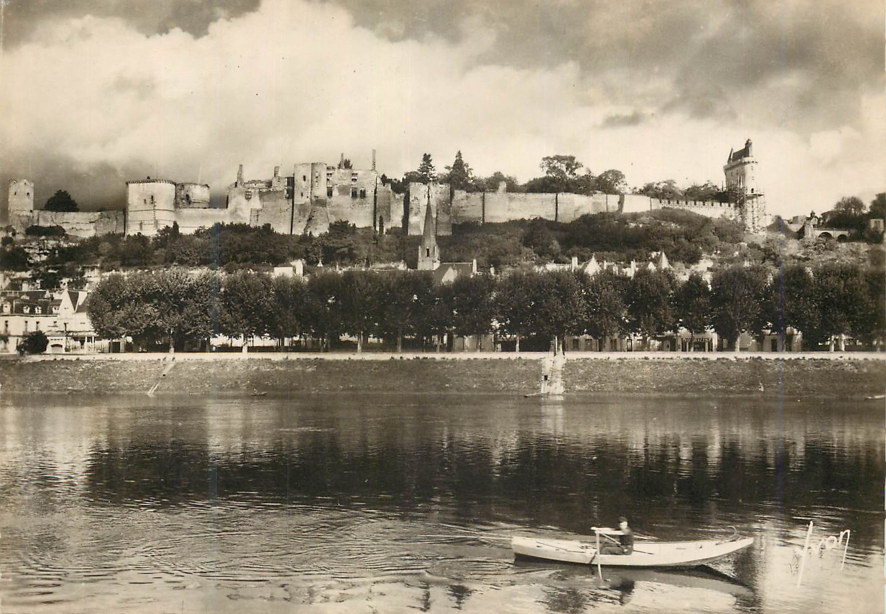 CPM Chinon Indre et Loire Le Chateau et la Vienne