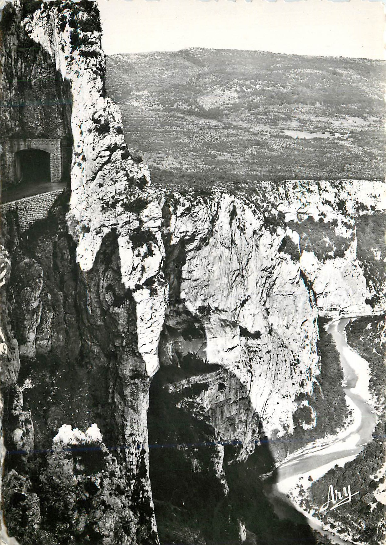 CPM Les Gorges Pittoresque du Verdon A pic sur el Verdon vu du tunnel du Foyet