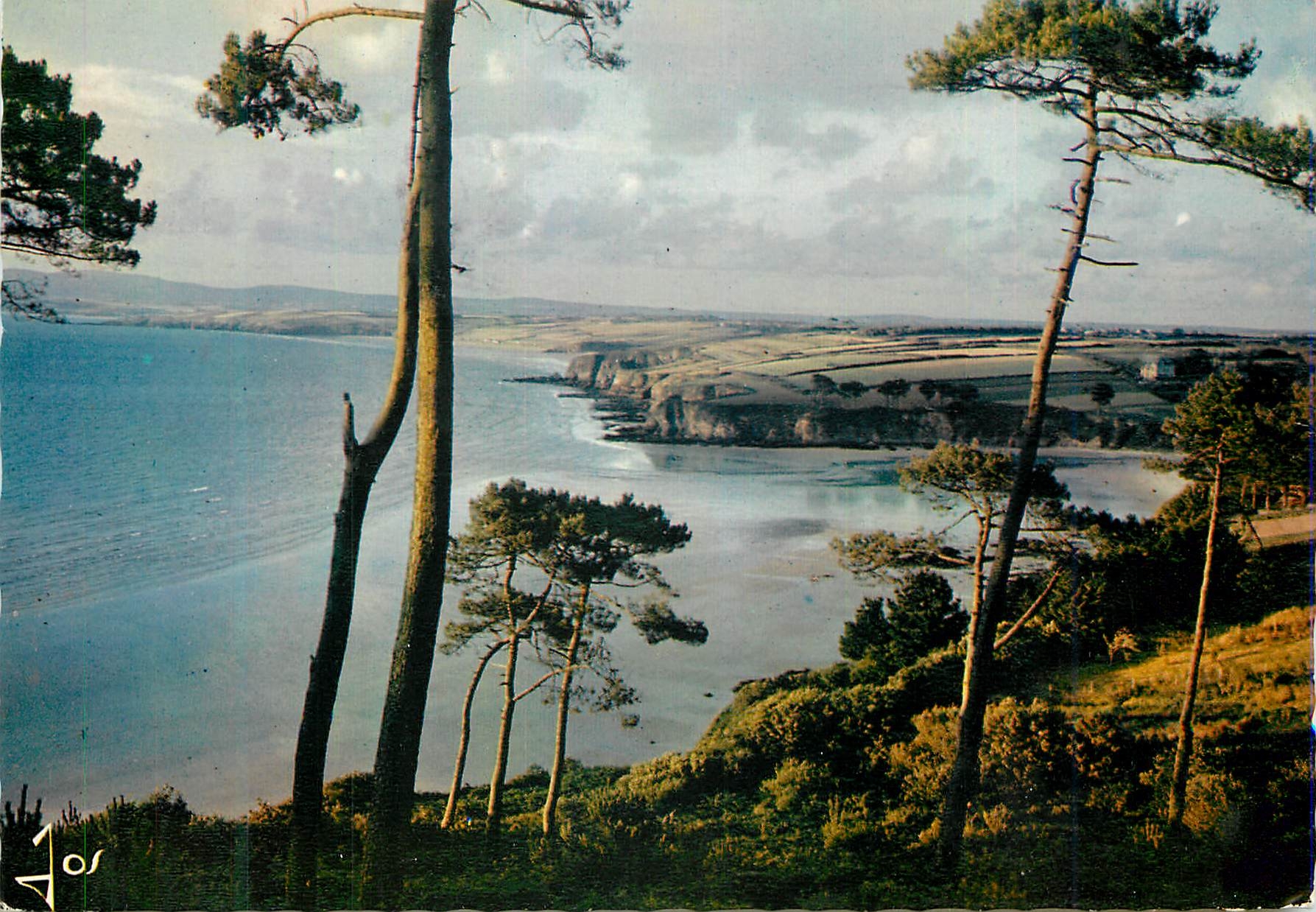 CPM La Bretagne en Couleurs La Plage du Ris et la Bate de Douarnenez ou serait engtoutie la Ville d Is