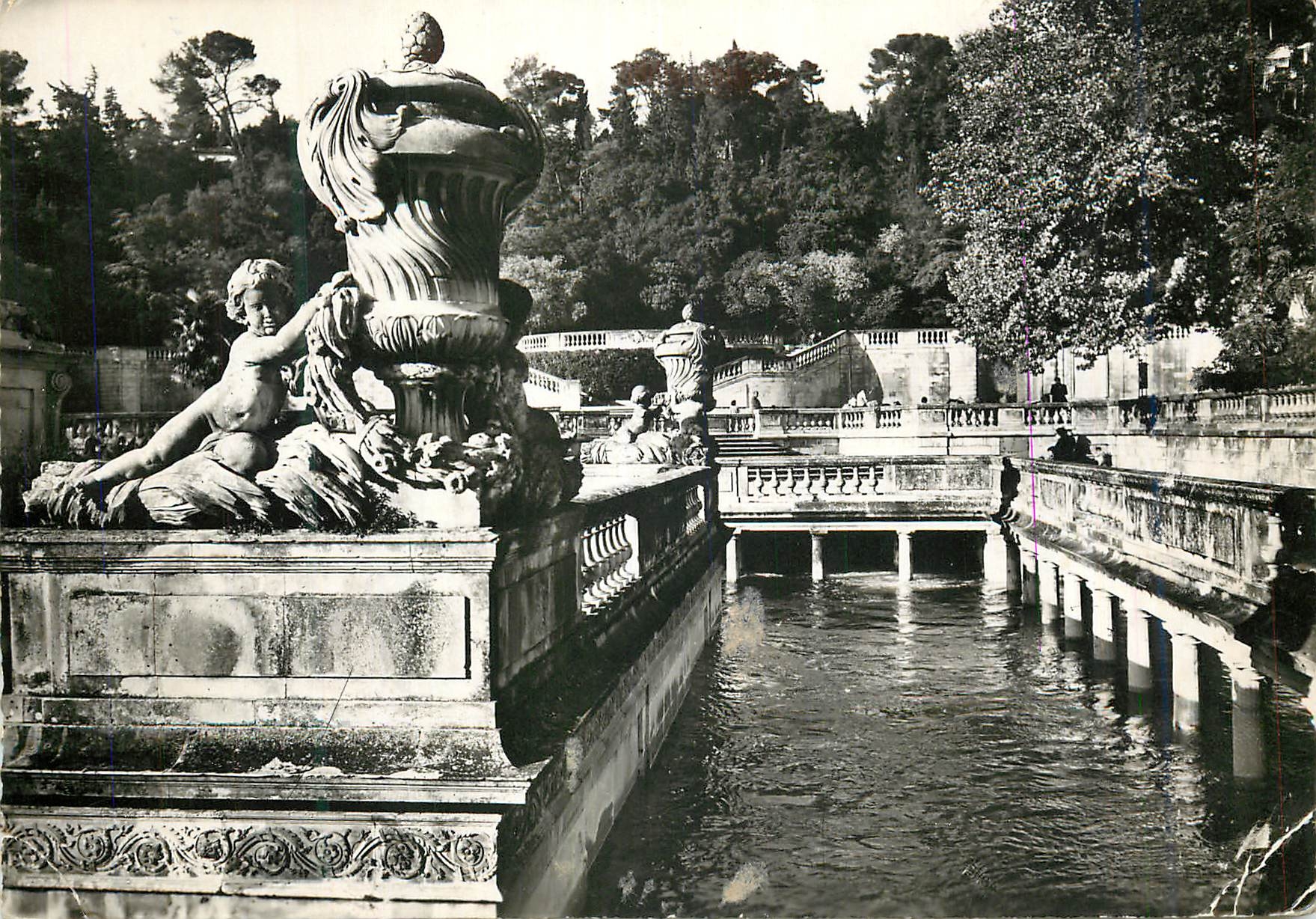 Nîmes (Gard) — Jardins de la Fontaine, les Bains Romains — Éditions des Frères Lumière - Lyon, n° 1019