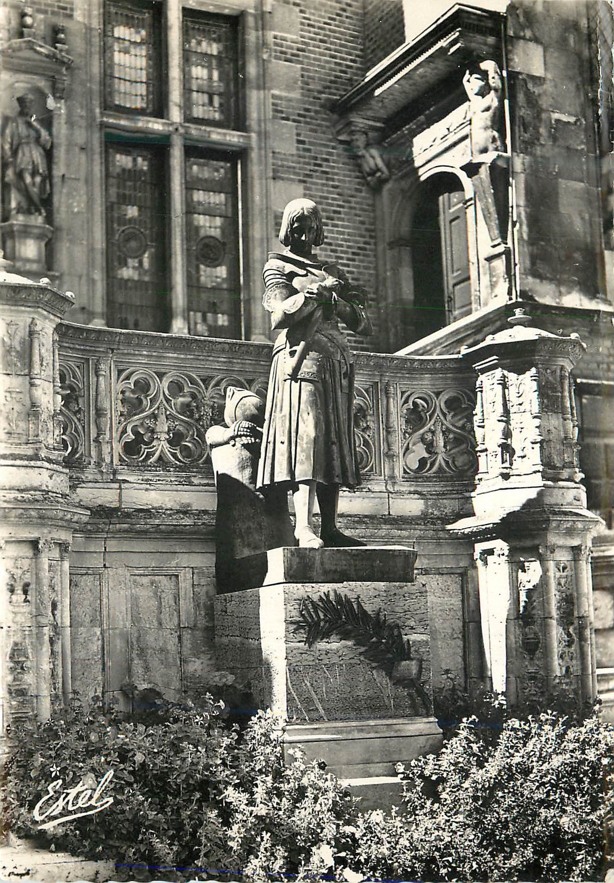 CPM Orleans Cour de l Hotel de Ville Statue de Jeanne d Arc par la Princesse Marie d Orleans