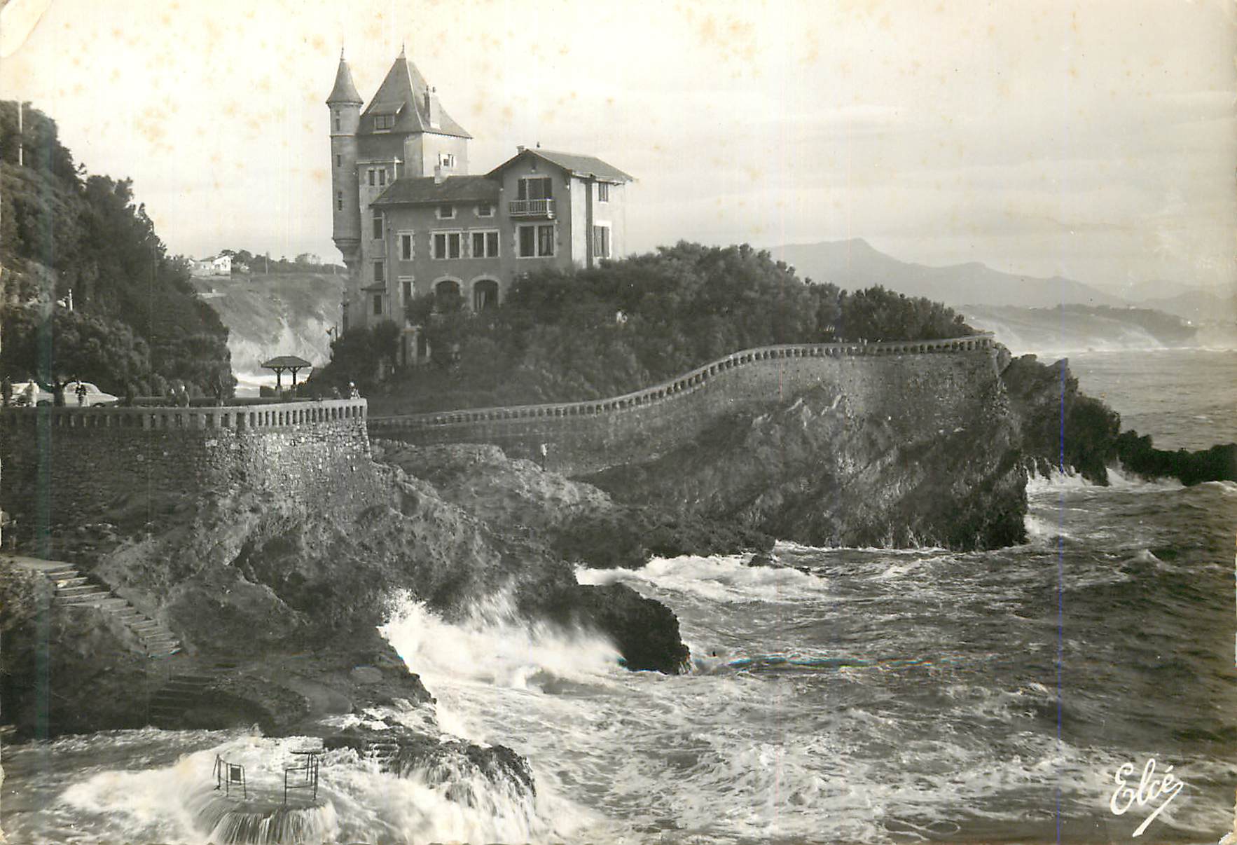 CPM Biarritz Basses Pyrenees Effet de Vagues a la Villa Belza