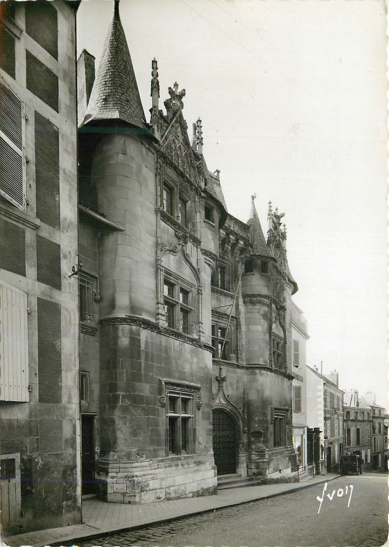 Poitiers — Hôtel Fumé, XVe s. — Les Éditions d'Art 'YVOIN', Paris