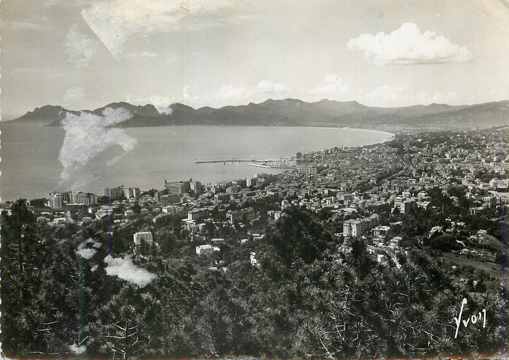 CPM Cannes Alpes Maritimes Vue generale sur la ville le golfe de La Napoule et l Esterel