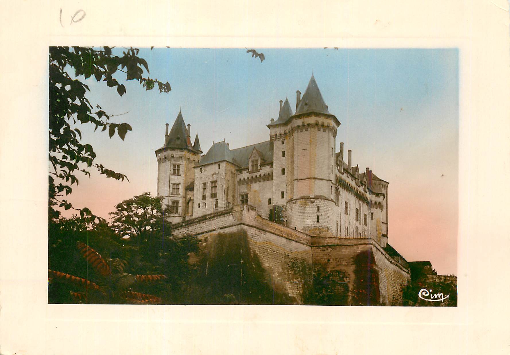 CPM En Touraine Chateaux de la Loire Saumur M et L LE Chateau