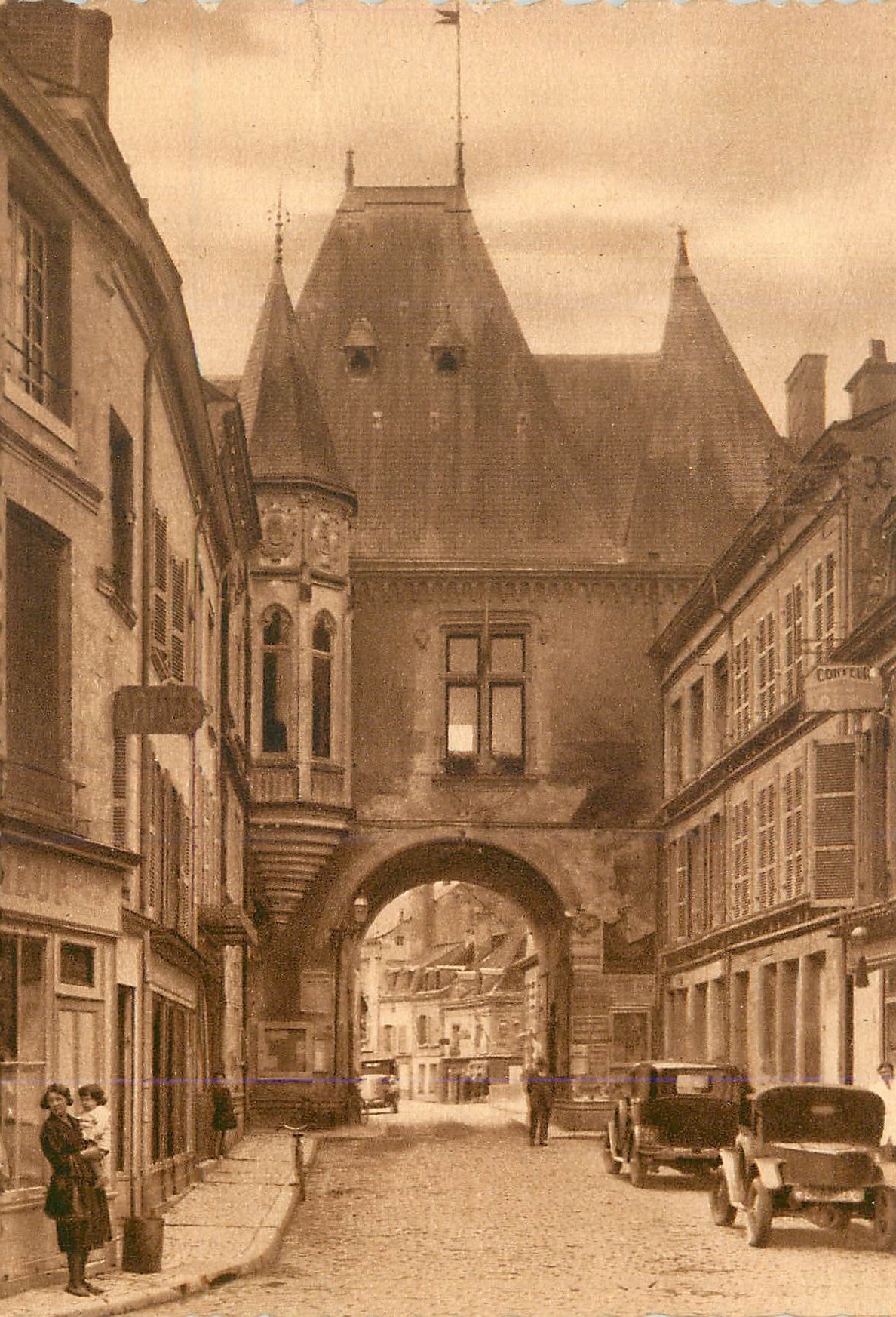CPM Vendome L et Ch L Hotel de Ville monument de xv siecle Ancienne Porte Saint Georges Incendie le 15 Juin 1940