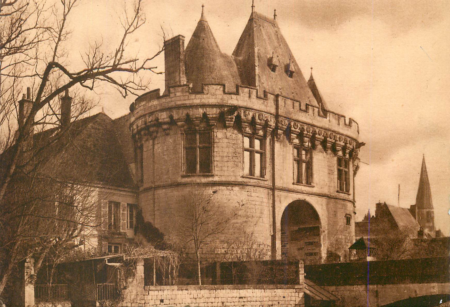 CPM Vendome L Hotel de Ville Ancienne Porte Saint Georges monument du xv siecle Incendie le 15 Juin 1940
