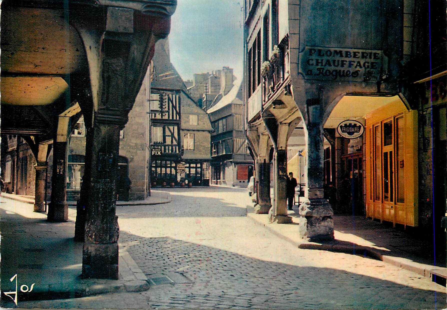 CPM La Bretagne En Couleurs Dinan Cotes du Nord La Place des Cordeliers et la place de l Apport avec ses vielles maisons