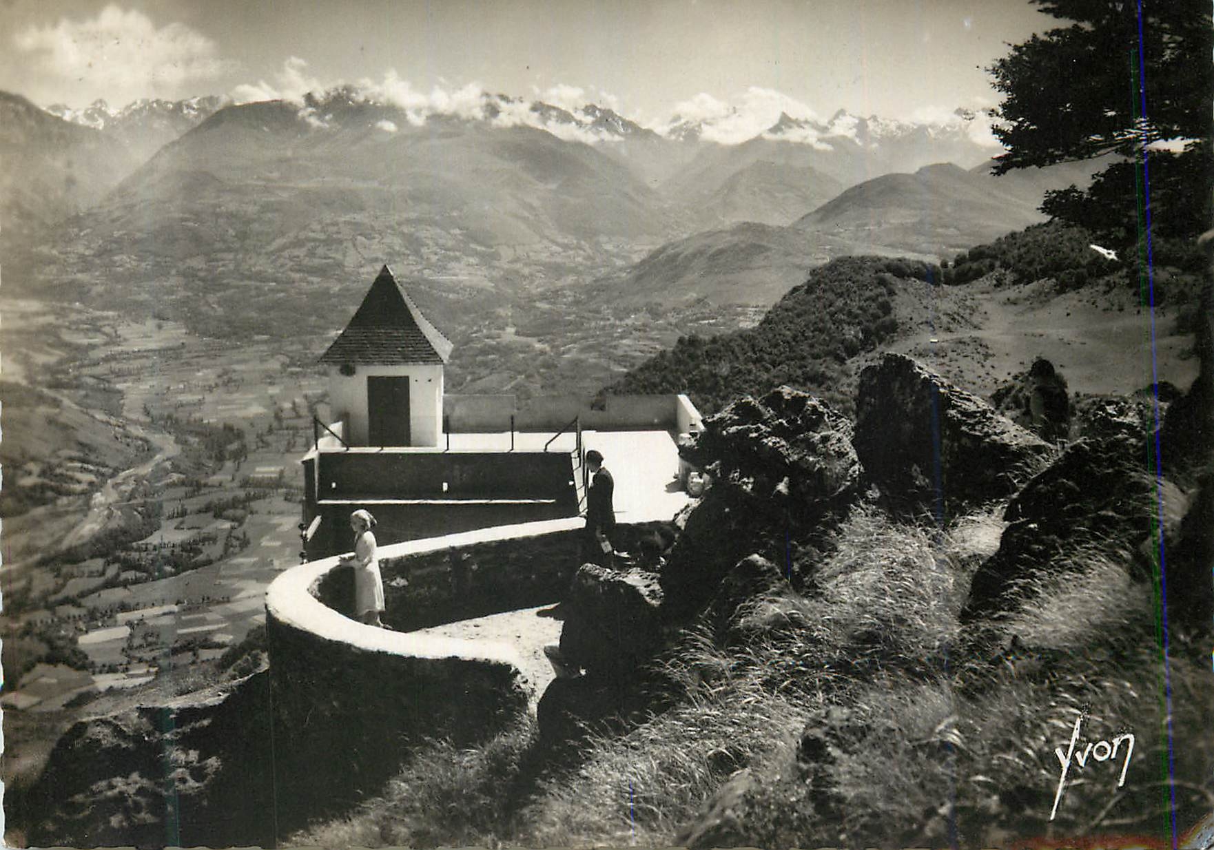 CPM Env de Lourdes Htes Pyrenees Du Pibeste vue sur la chaine des Pyrenees et la vallee d Arrens