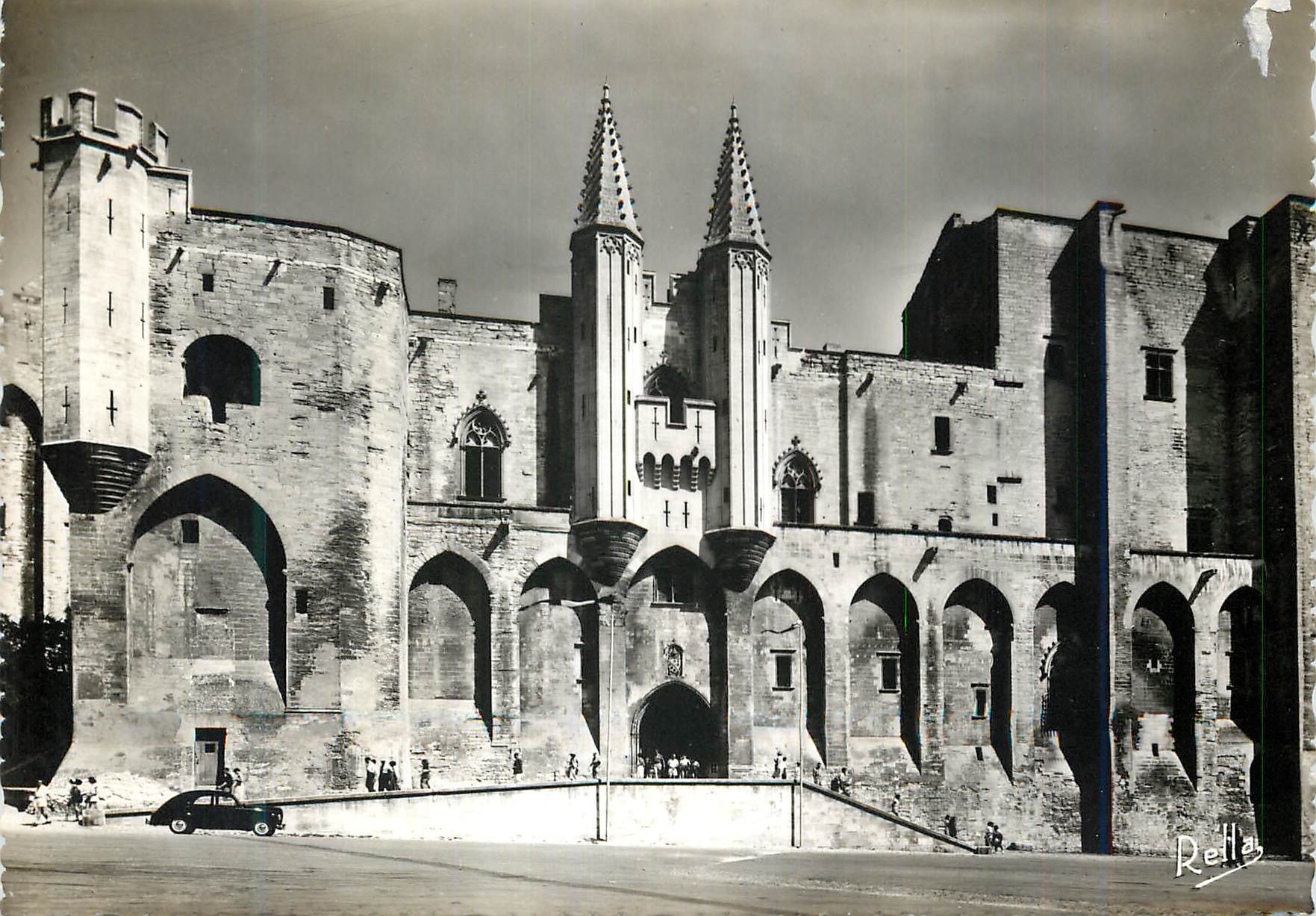 CPM Avignon Facade Occidentale du Palais des Popes construite sous Clement vi