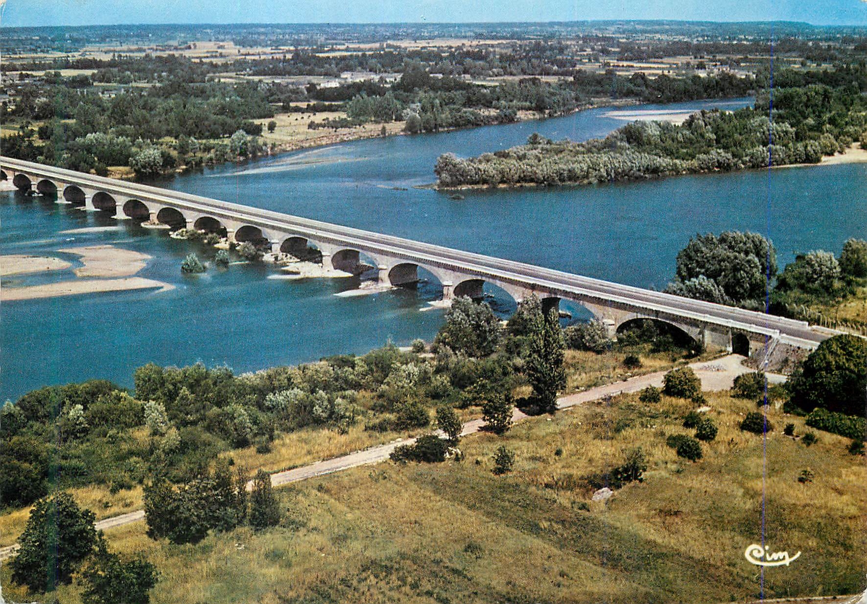 CPM Port Boulet Vue aerienne Le Pont sur la Loire