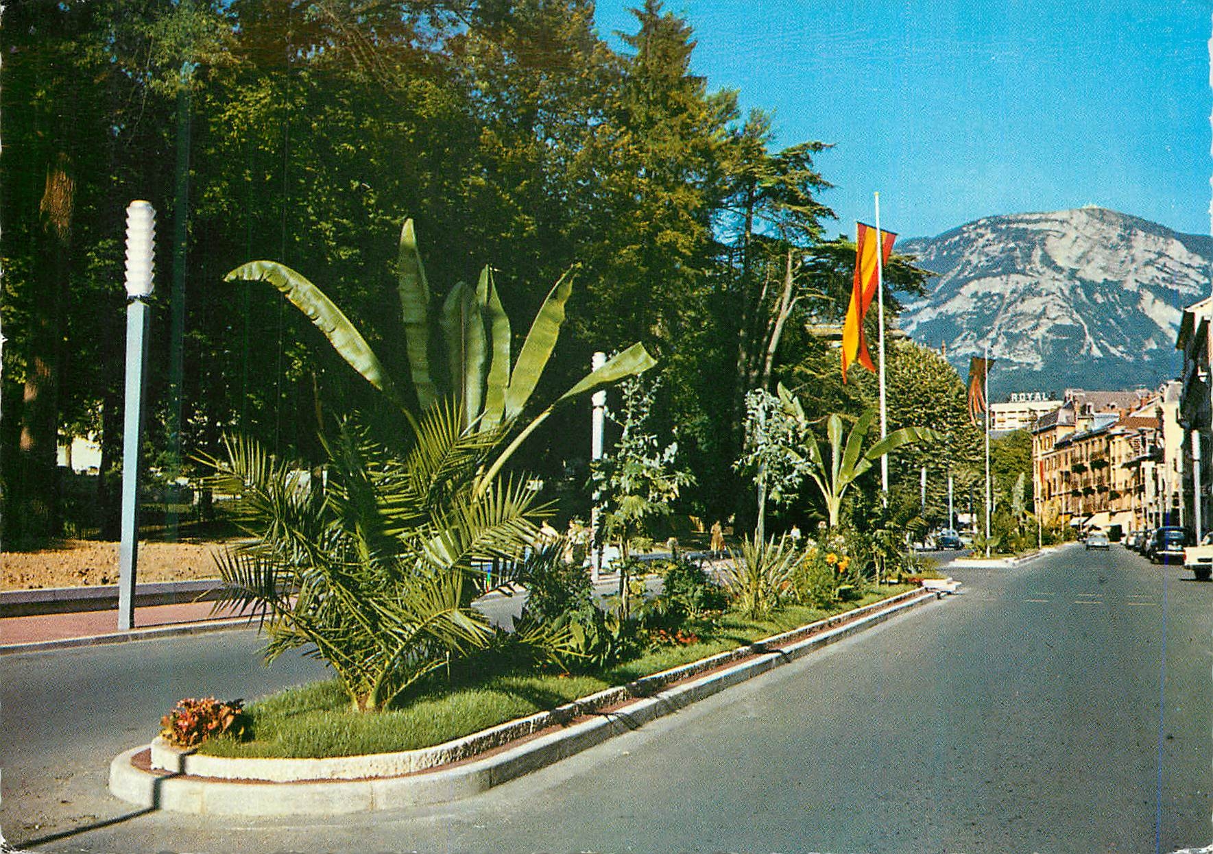 CPM Aix Les Bains La belle decoration meridionale de l avenue des Thermes et la Gate Au fond le Mont Revard