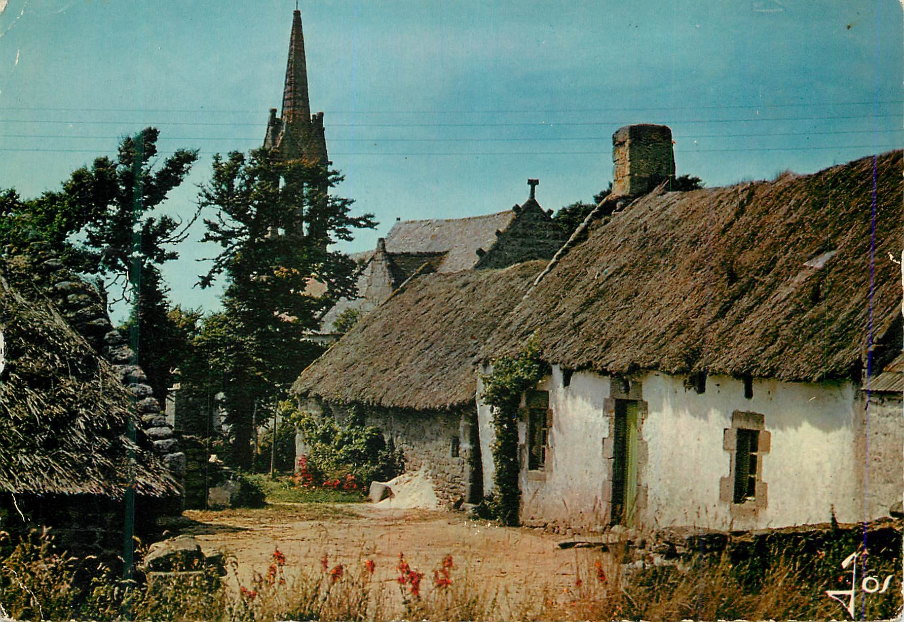 CPM La Cornouaille Pittoresque Vieille chaumiere pres de la Chapelle de la Madeleine