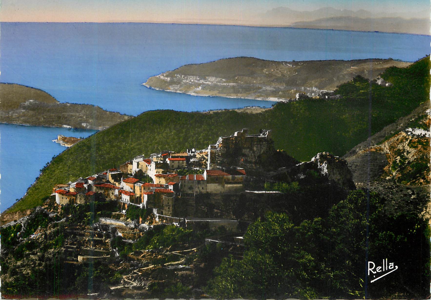 CPM La Cote d Azur Eze La rade de Villefranche le Cap d Antibes et l Esterel vus de la route de la Grande Corniche