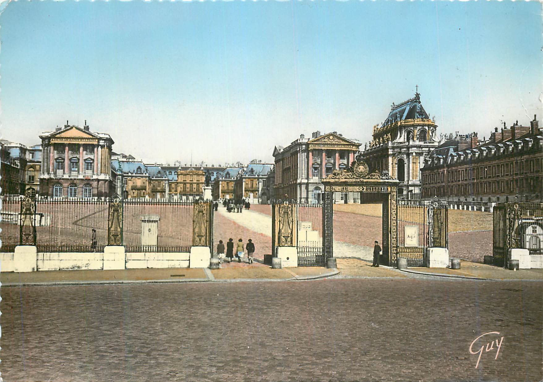 CPM Versailles et ses Merveilles Le chateau Les grilles la cour des ministres et la facade principale