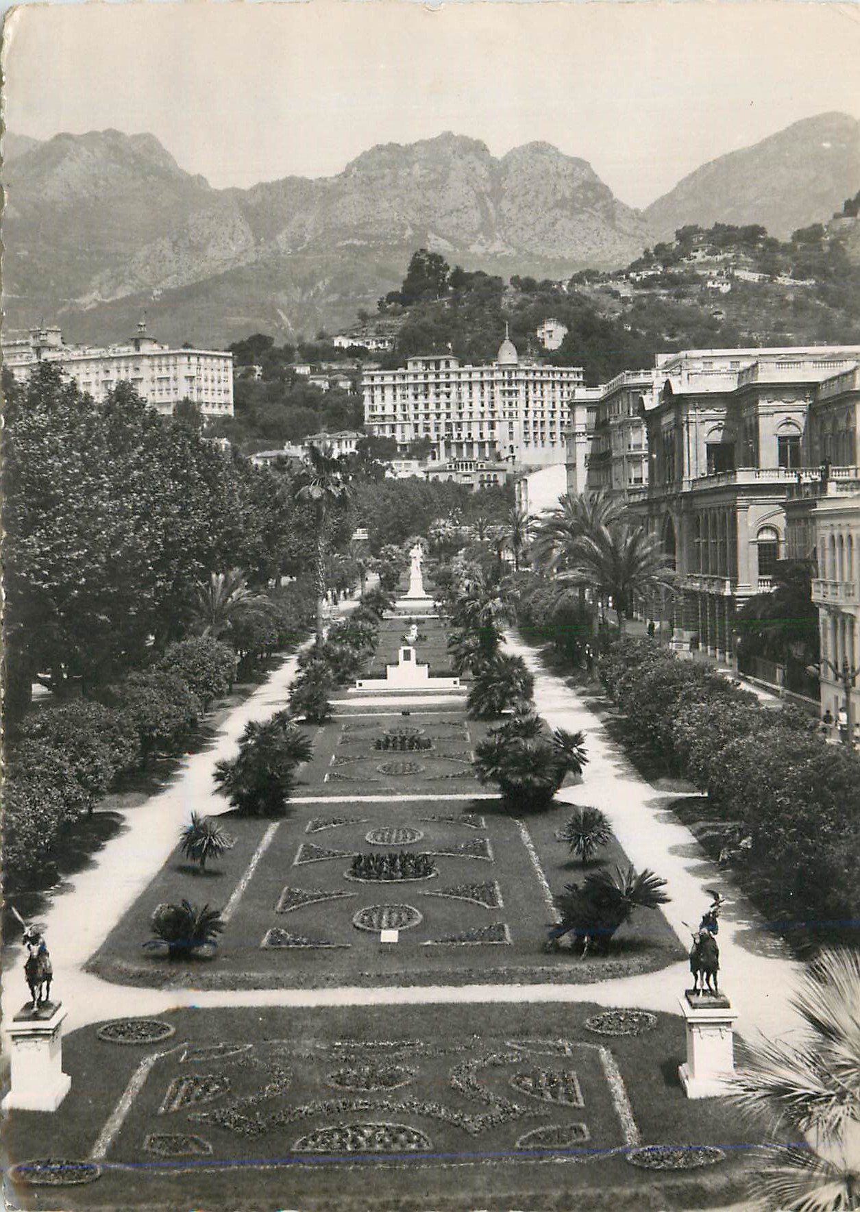 CPM La Cote d Azur Menton Les Jardins Publics Les Montagnes de Saint Agnes