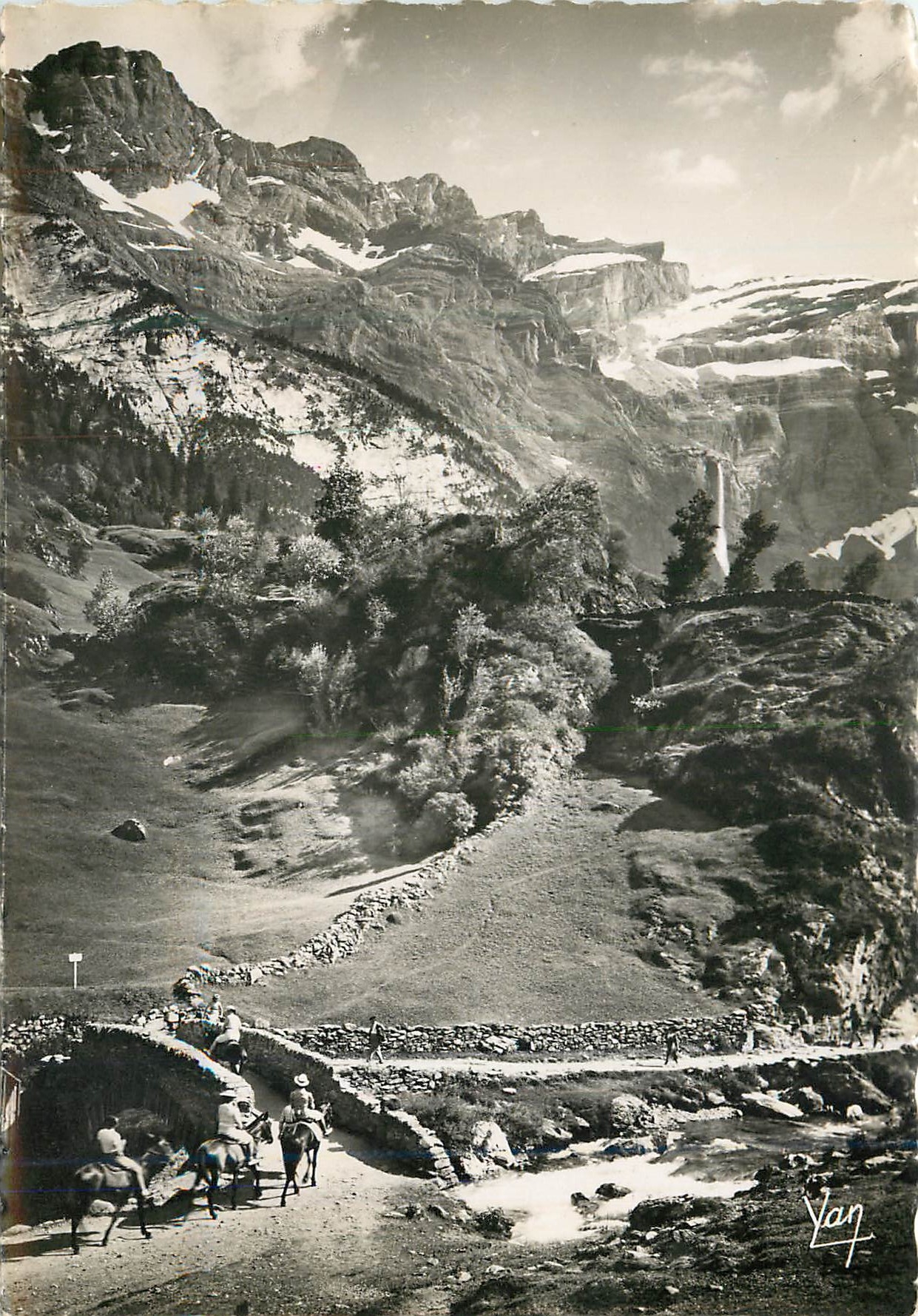 CPM Gavarnie Vers la Cirque Au pont Noel