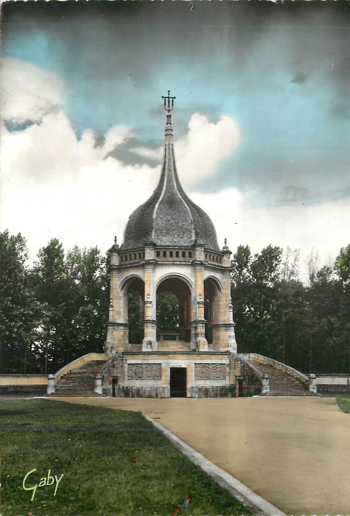 CPM Sainte Anne d Auray Morbihan Le monument eleve a la memoire des Bretens morts pour la Patrie R Menard Architecte a g