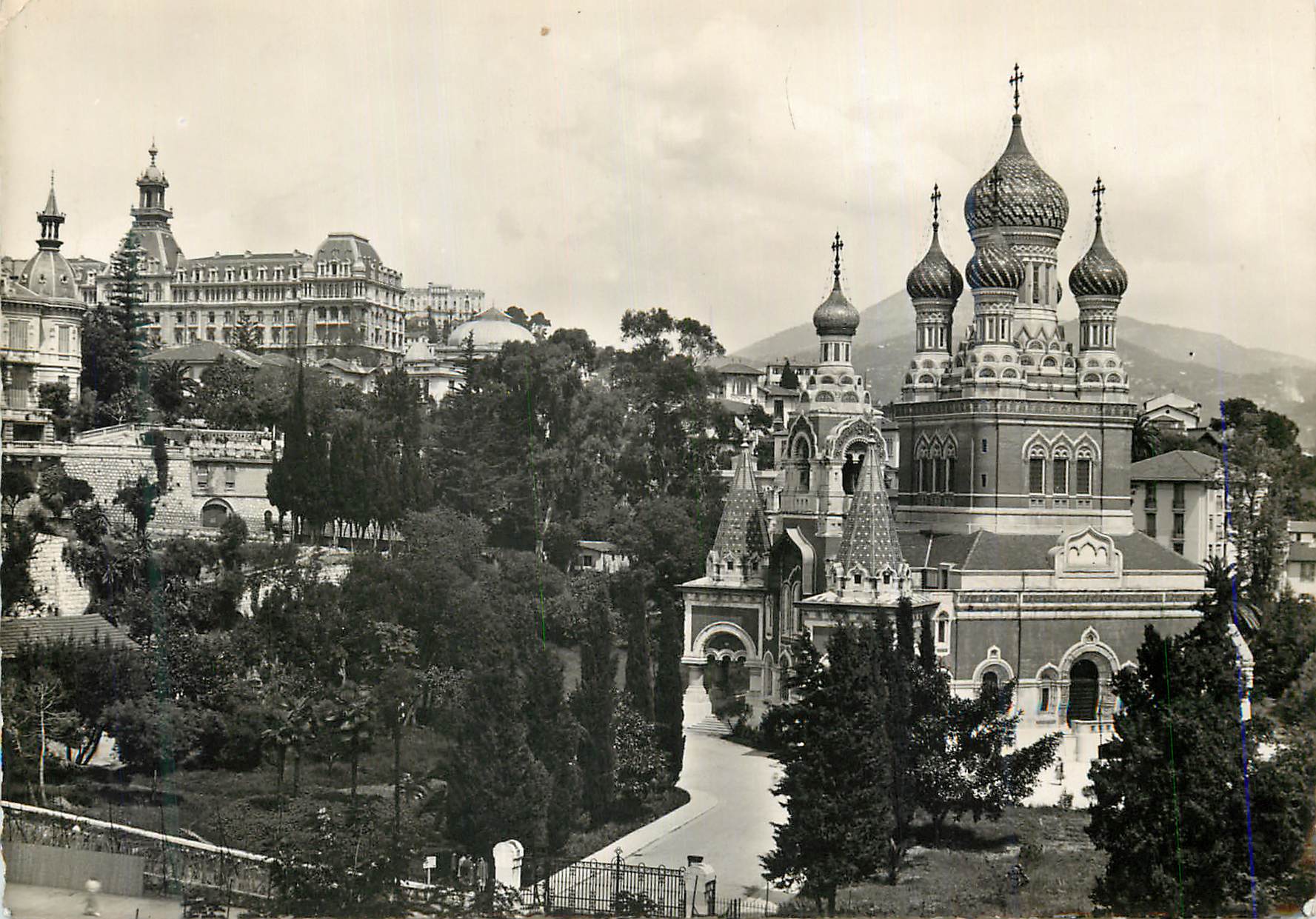 CPM Nice L Eglise Russe et le Lycee du Parc Imperial