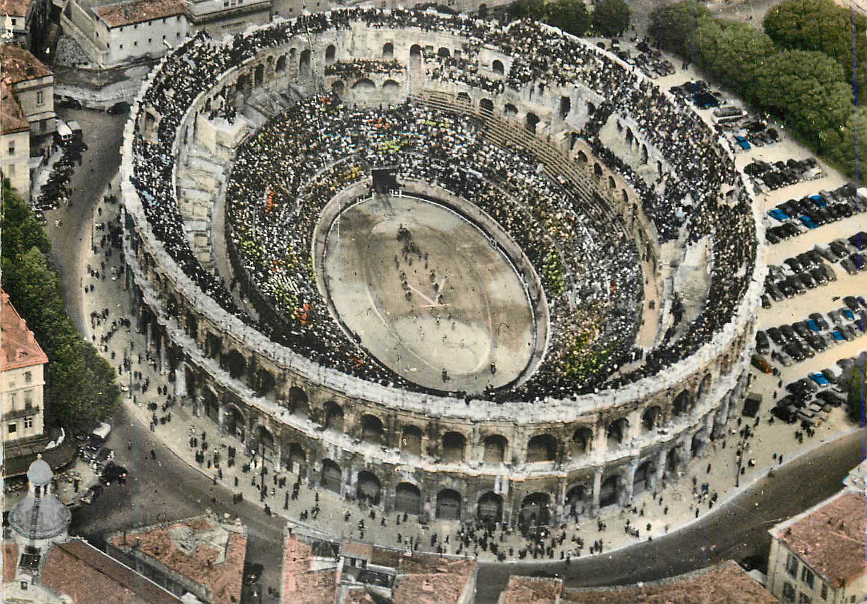 Nîmes (Gard) — Vue aérienne sur les Arènes un jour de Corrida — Éditions des Frères Lumière, Lyon, n°1.099