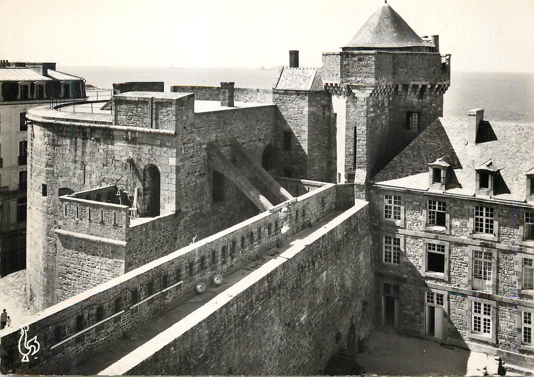 St-Malo (Il-et-V.) — Le Château la Quic-en-Groigne et le Petit Donjon — Les Tirages Modernes, Paris