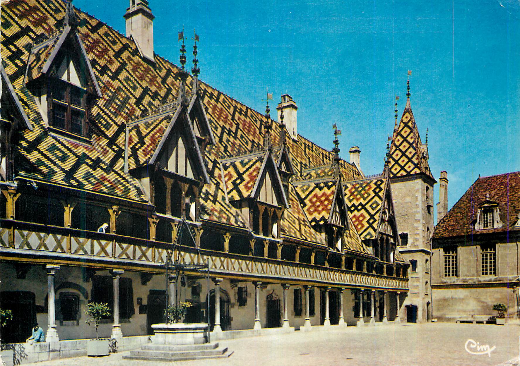 CPM Beaune Cour d Honneur de l Hotel Dieu Merveille d art burgondo flamand fonde par le Chancekier Nicolas Rolin