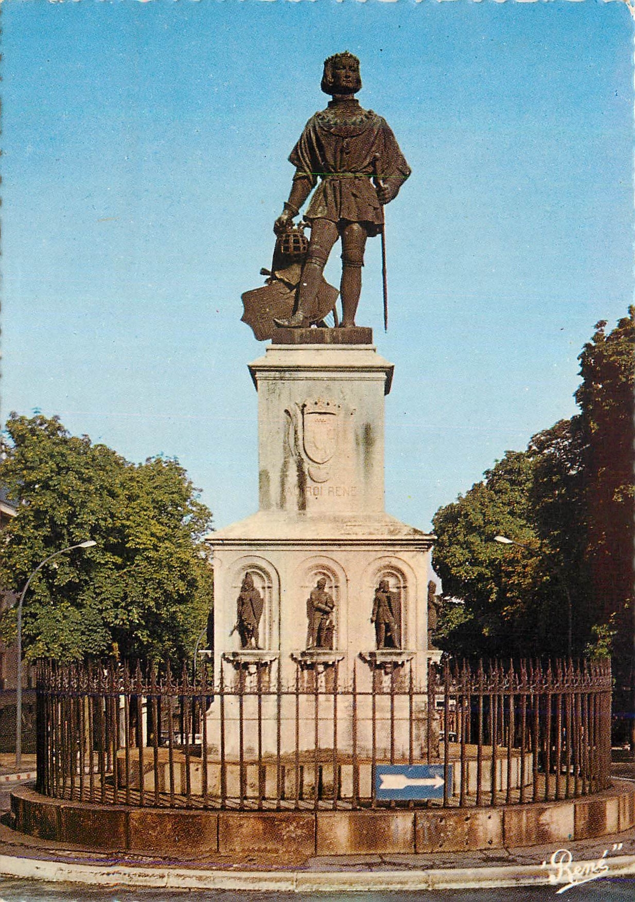 CPM Angers Statue du Roi Rene par David d An gers