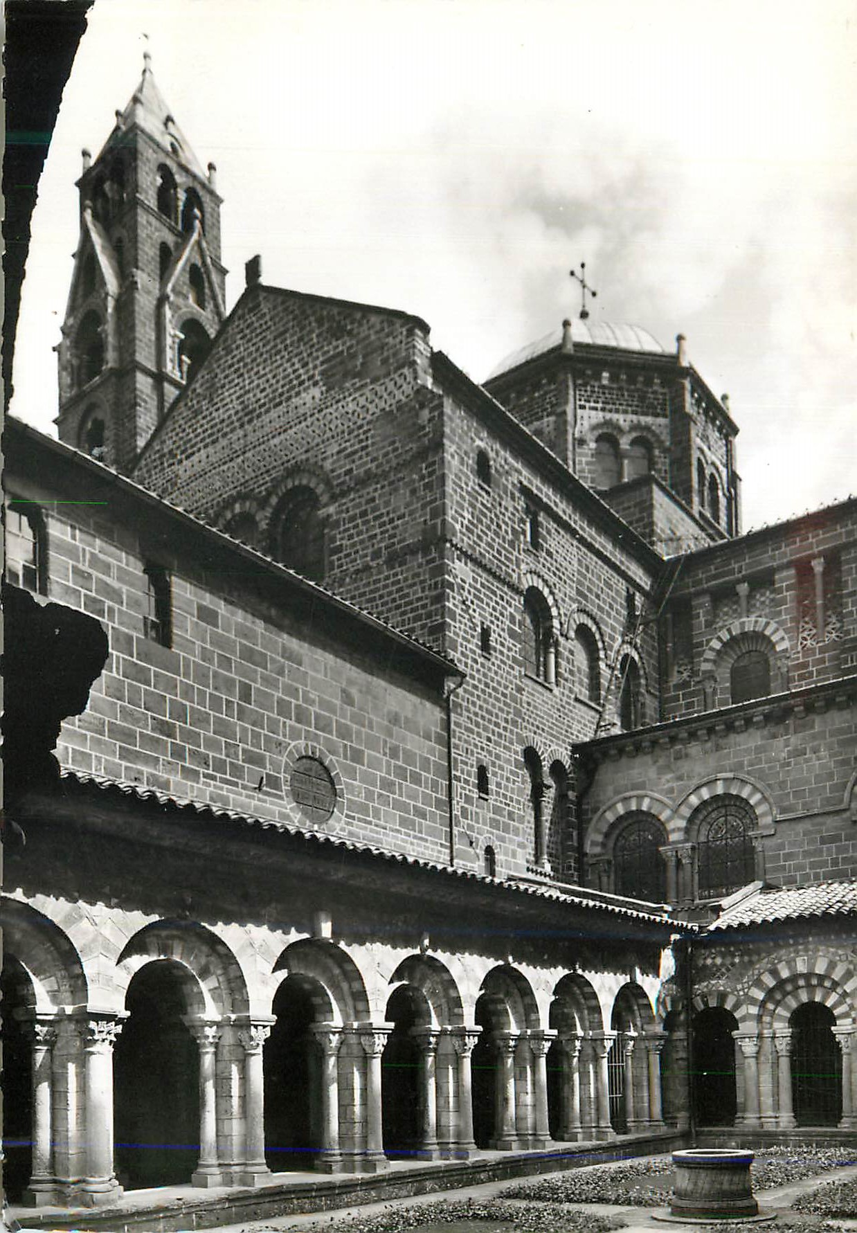 CPM Le Puy Hte Loire Le Cloitre et la Cathedrale
