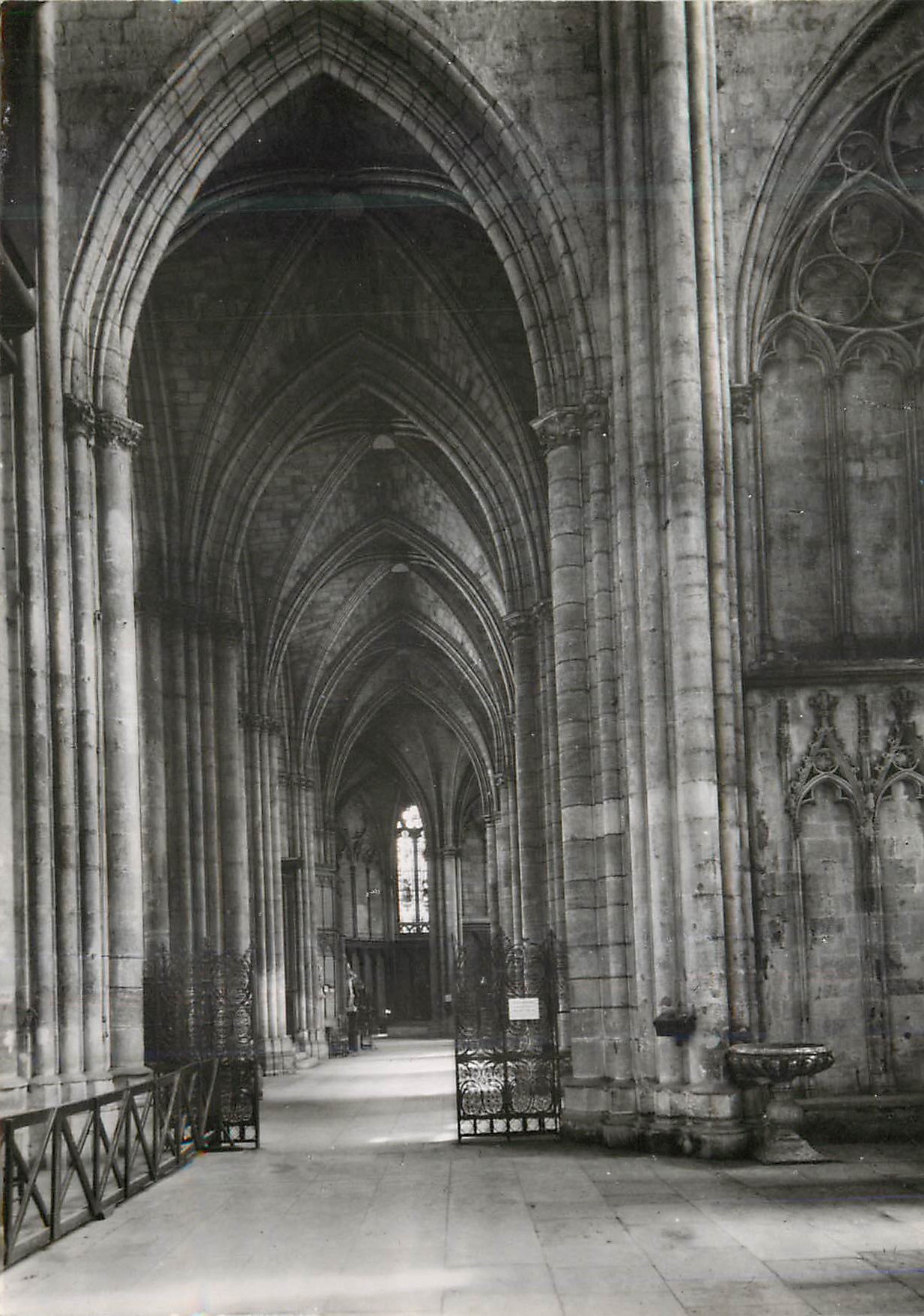 CPM Bordeaux Gironde Cathedrale Saint Andre Le deambuloire