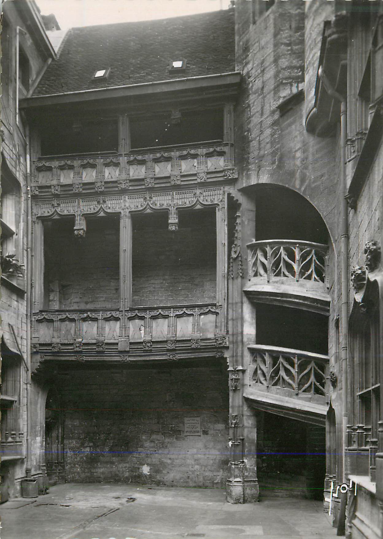 CPM Dijon Cote d Or Cour interieure de l Hotel Chambellan