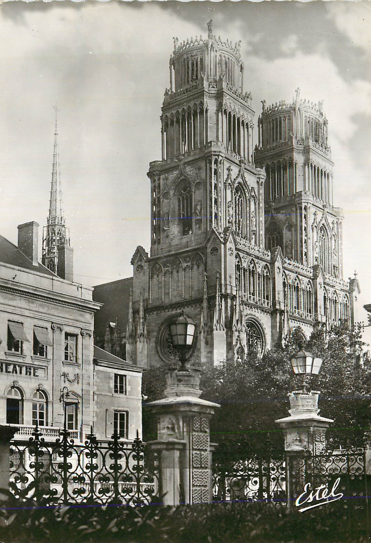 CPM Orleans La Cathedrale vue de l Hotel de Ville