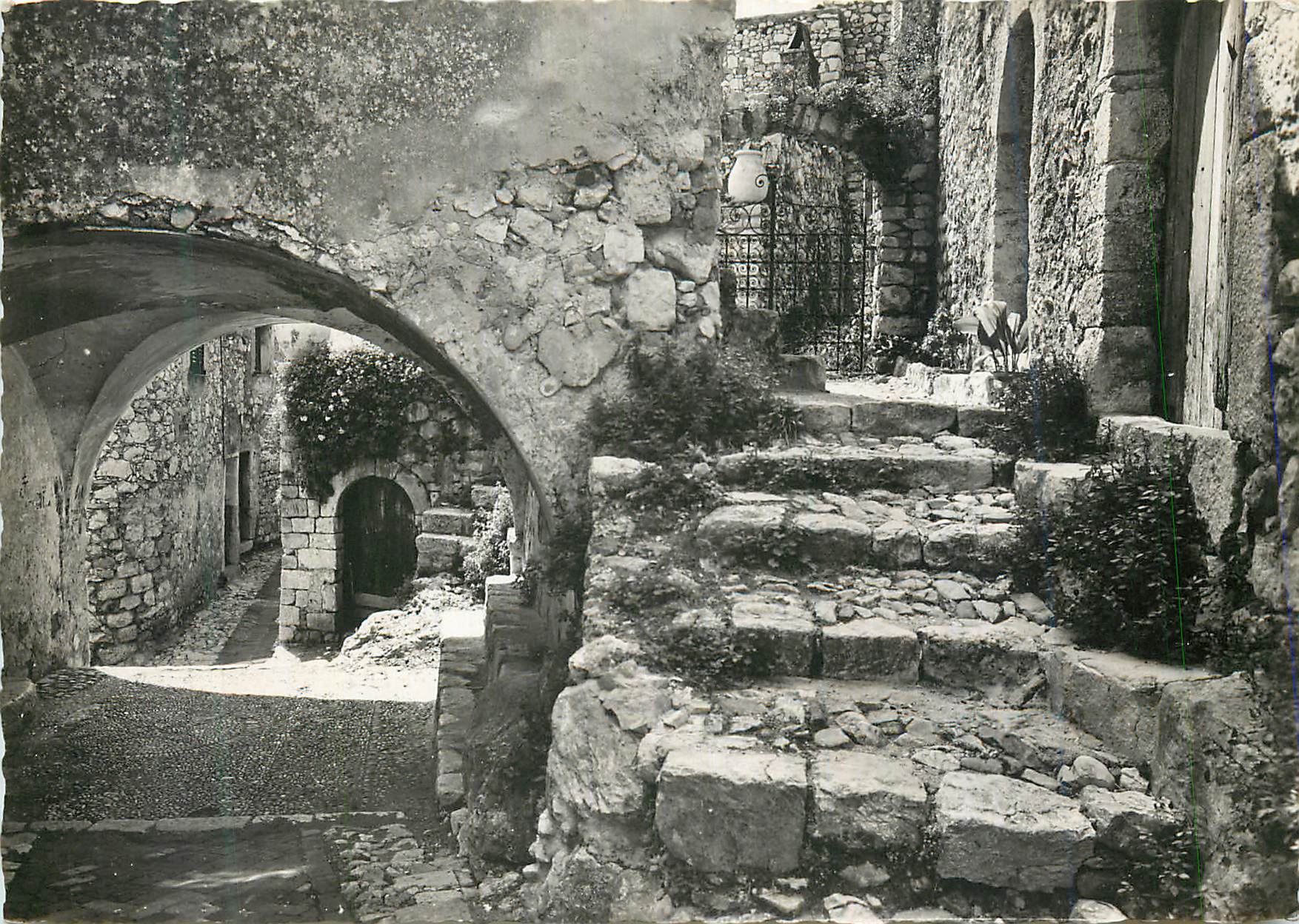 Èze-Village (A.M.) — Au Cœur du Nid d'Aigle — L. Gilletta & Cie, Nice