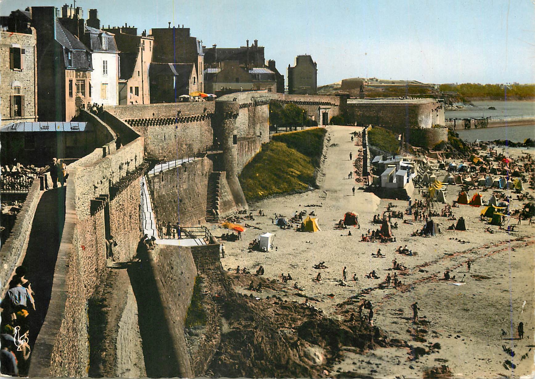 Saint-Malo — La Plage Bon Secours et les Remparts (XIIe siècle) — Les Tirages Modernes, Paris