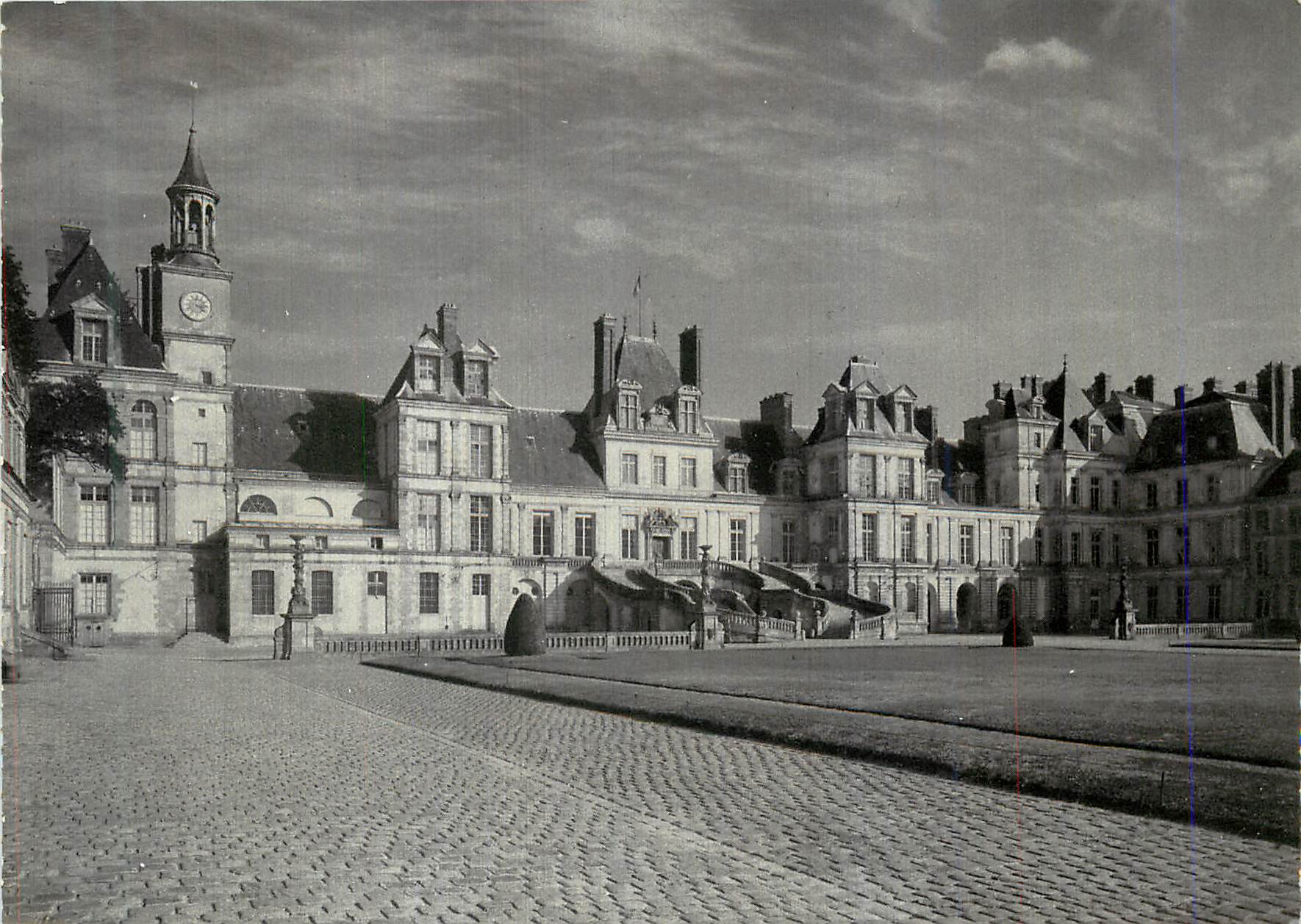 Schloss Fontainebleau — Cour des Adieux, östliche Fassade, 17. Jahrhundert — Édition DRAEGER, Paris