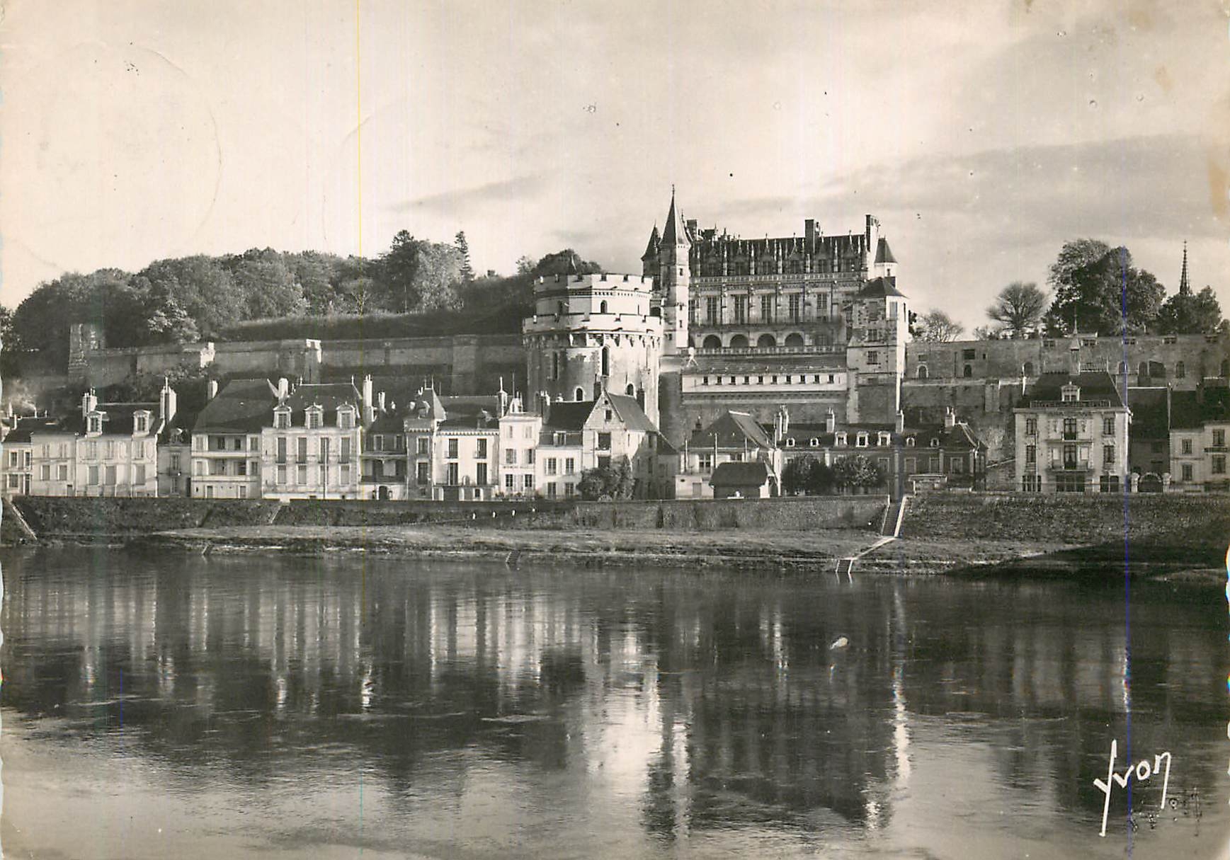 CPM Amboise Indre et Loire Le Chateau et la Loire