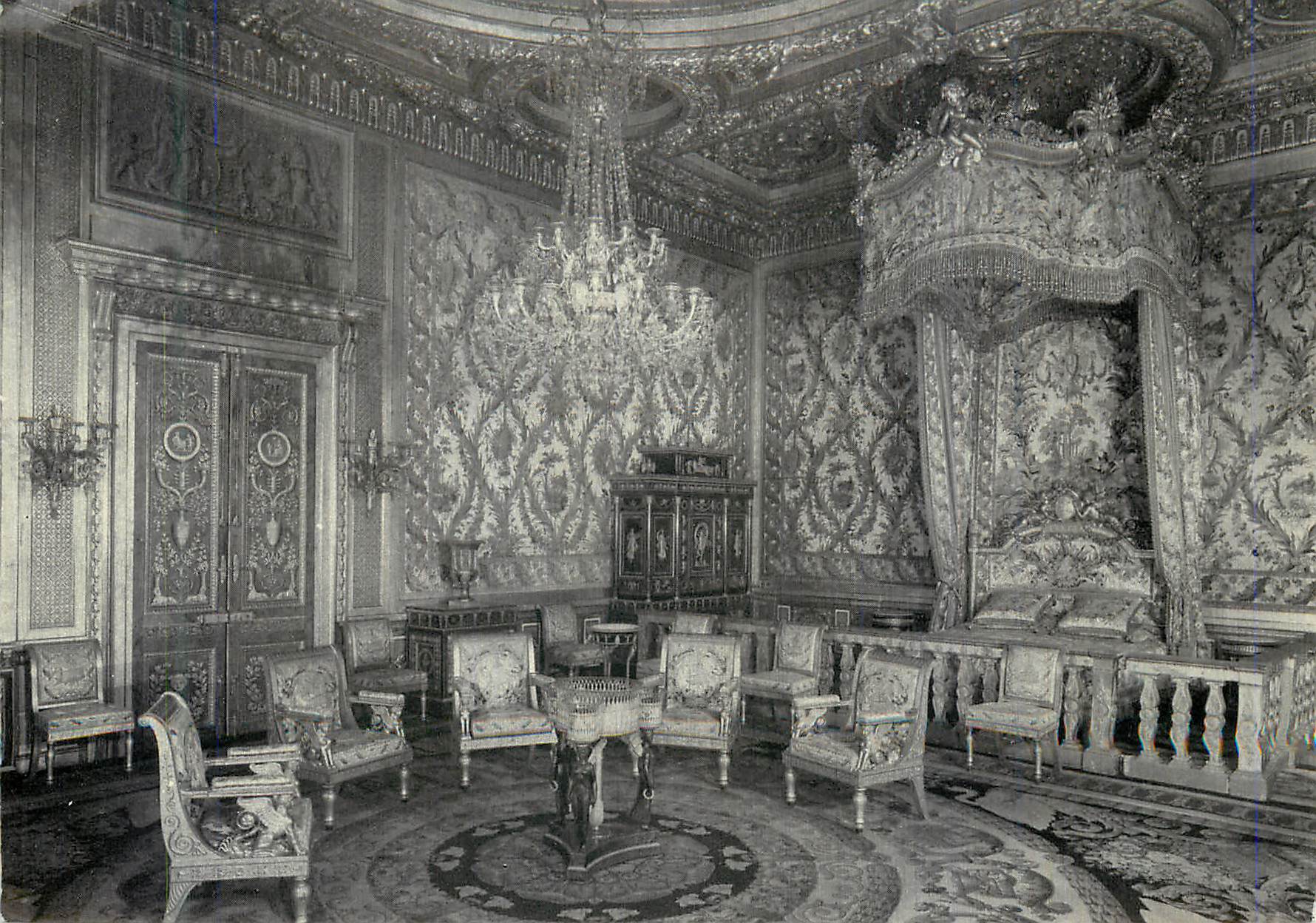 CPM Chateau de Fontainebleau Chambre des Reines Depuis le regue de Henri iv