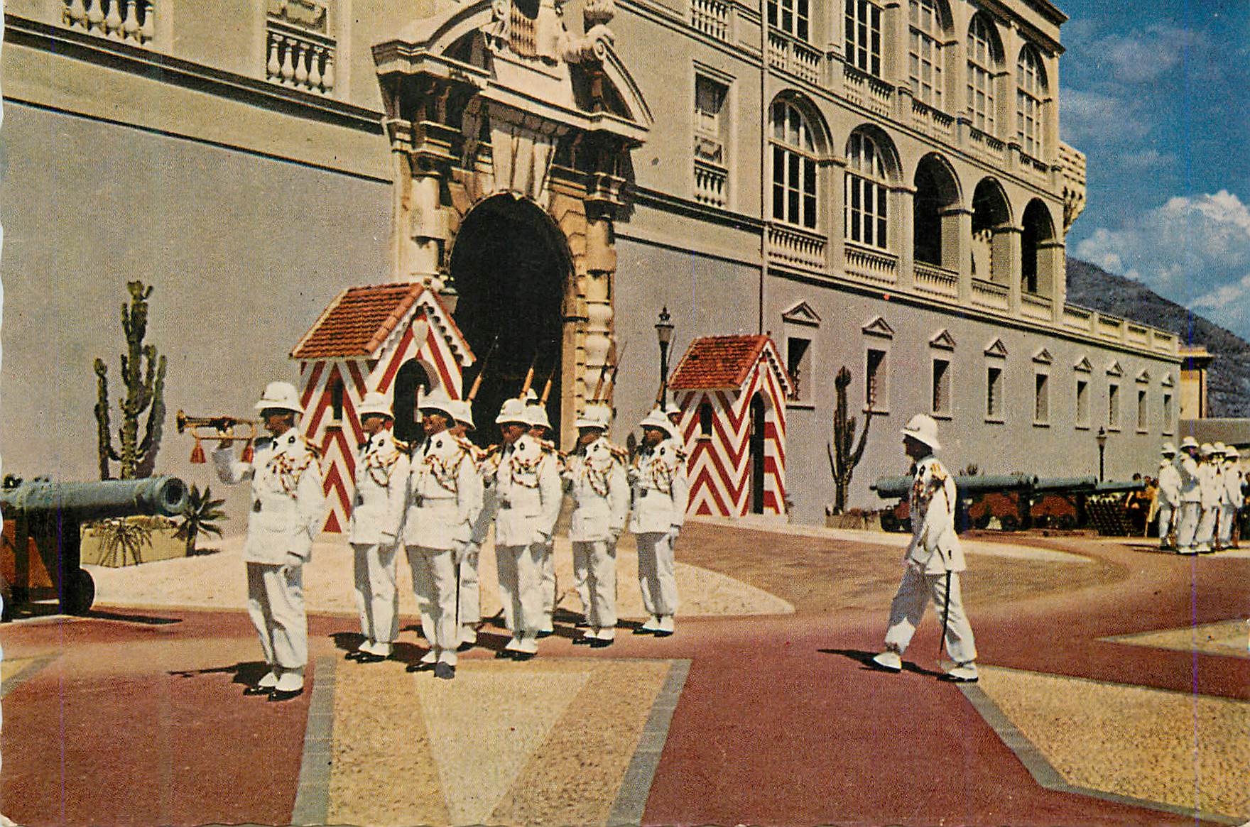 CPM Principaute de Monaco La Releve de la Garde devant le Palais Princier Militaria