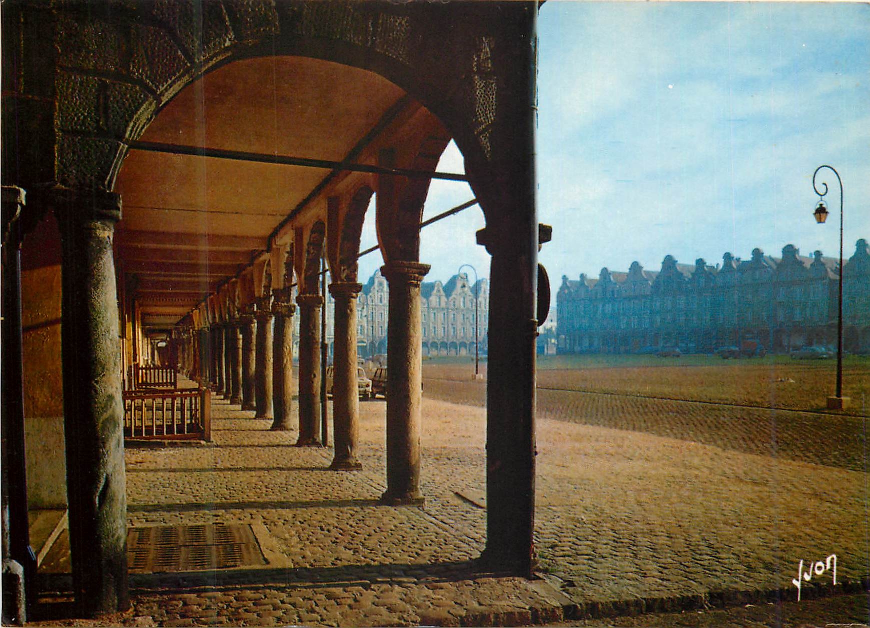 Arras - La Grande-Place — vue sous les arcades — Yvon