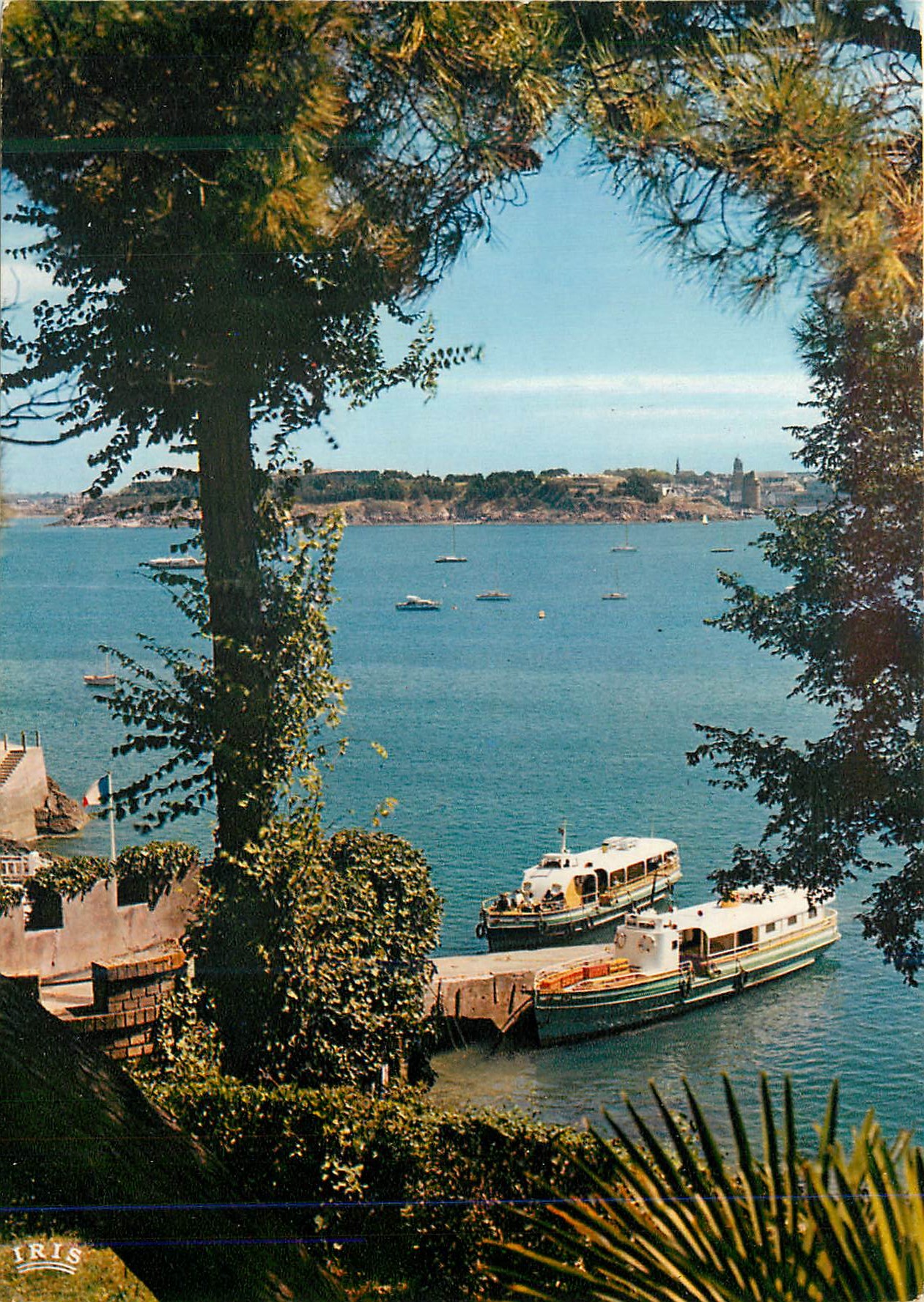 CPM Dinard Cote d Emeraude La baie du Prieure et la cale des Vedettes Vertes Bateaux