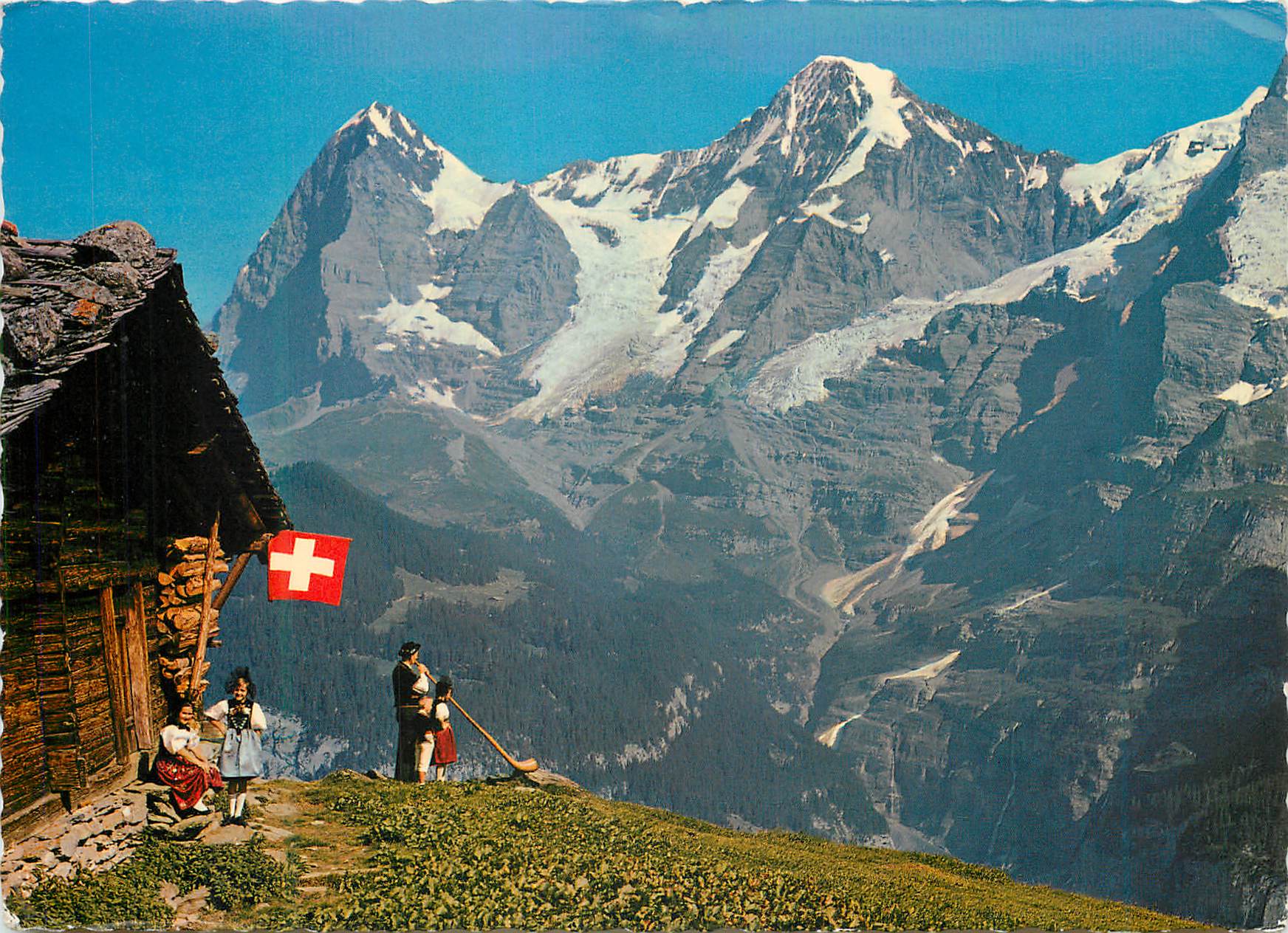 CPM Alphornblaser und Familie mit Eiger und Monch Joueur du cor des Alpes et sa familie l Eiger et le Monch