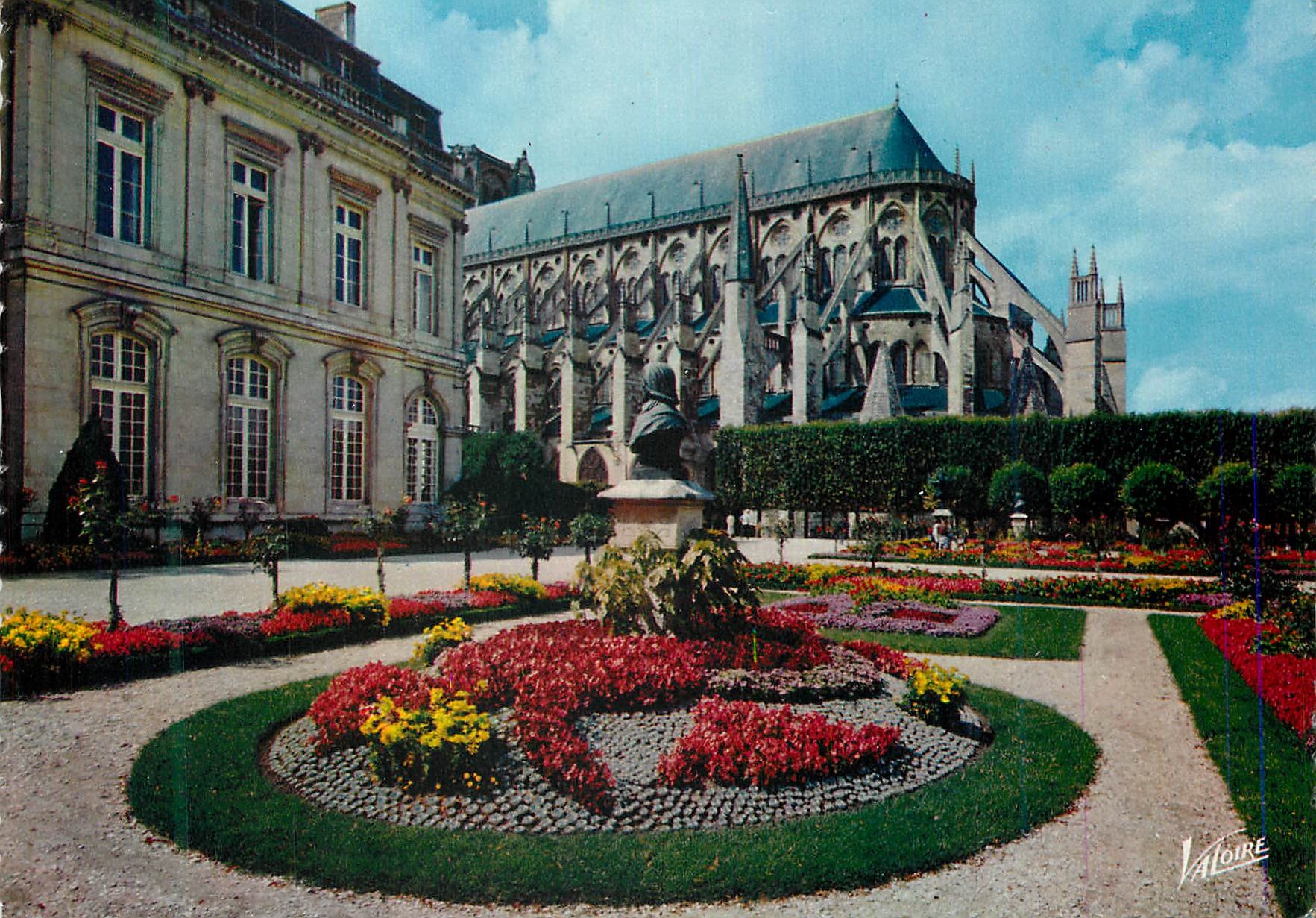CPM Les Merveilles du Berry Bourges Cher Les jardins de l hotel de ville a gauche et l abside de la cathedrale Saint Eti
