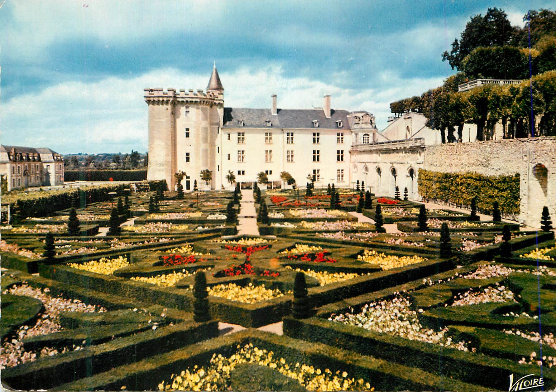 CPM Les Merveilles du val de Loire Villandry Indre et Loire Les Jardins a la francaise et le chateau avec son donjon du 