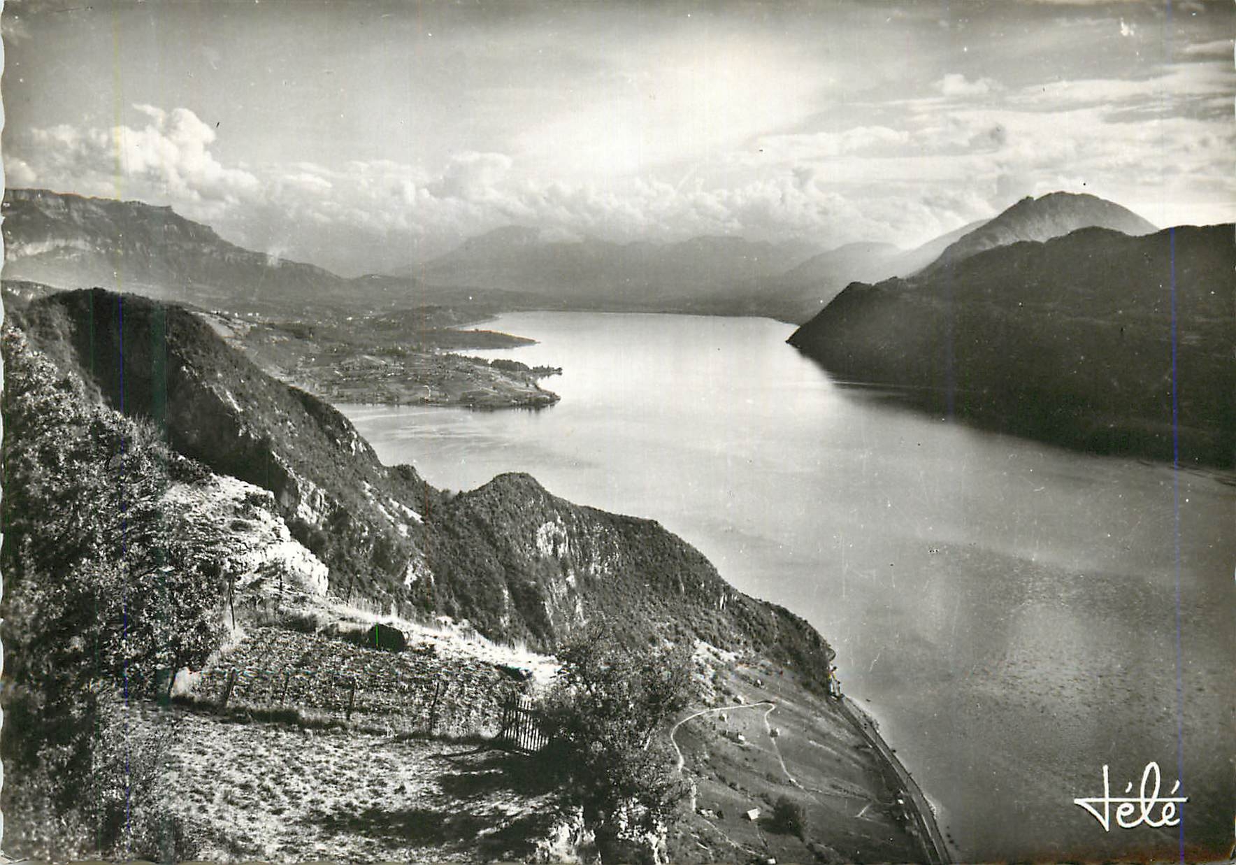 CPM Vue panoramique d Aix Le Lac et les Montagnes vus de la Chambotte