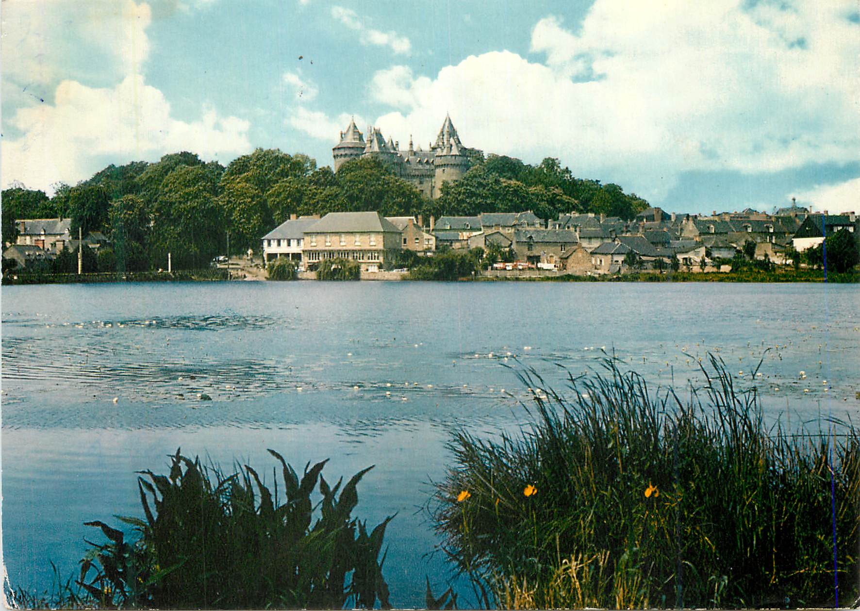 Combourg (Ille-et-Vilaine) — château et village au bord d'un lac — Pierre Artaud et Cie, n°5