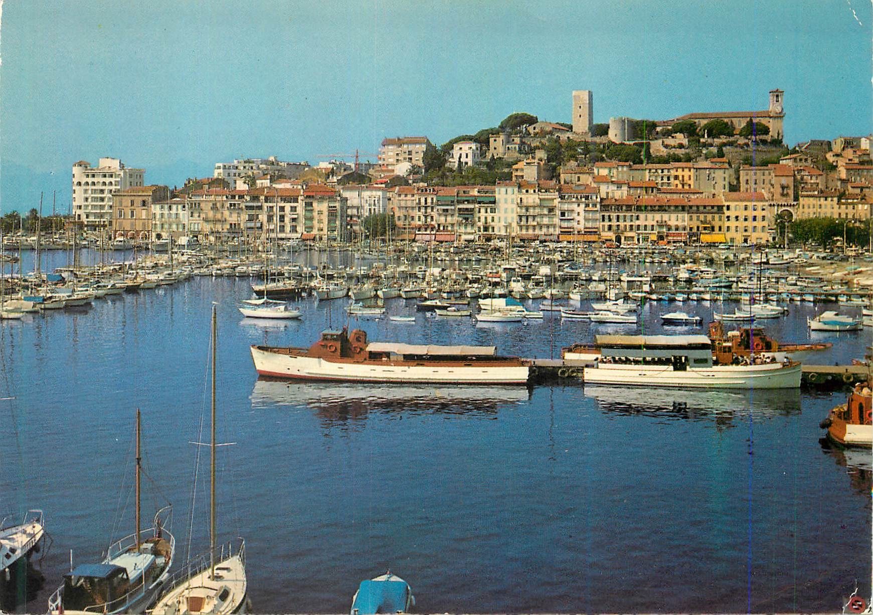 CPM Cannes Vue generale sur le Suquet et un Coin du Port