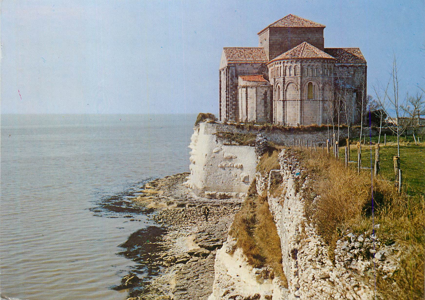 CPM Talmont Eglise du xiie construite sur un rocher battu par la mer elle fut souvent consolidee et restaure