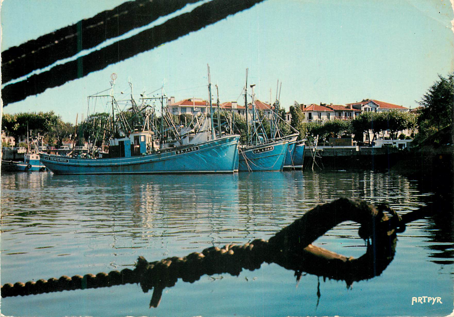 CPM Collection d Art Pyreneen Cote Basque Saint Jean de Luz Bateaux de peche